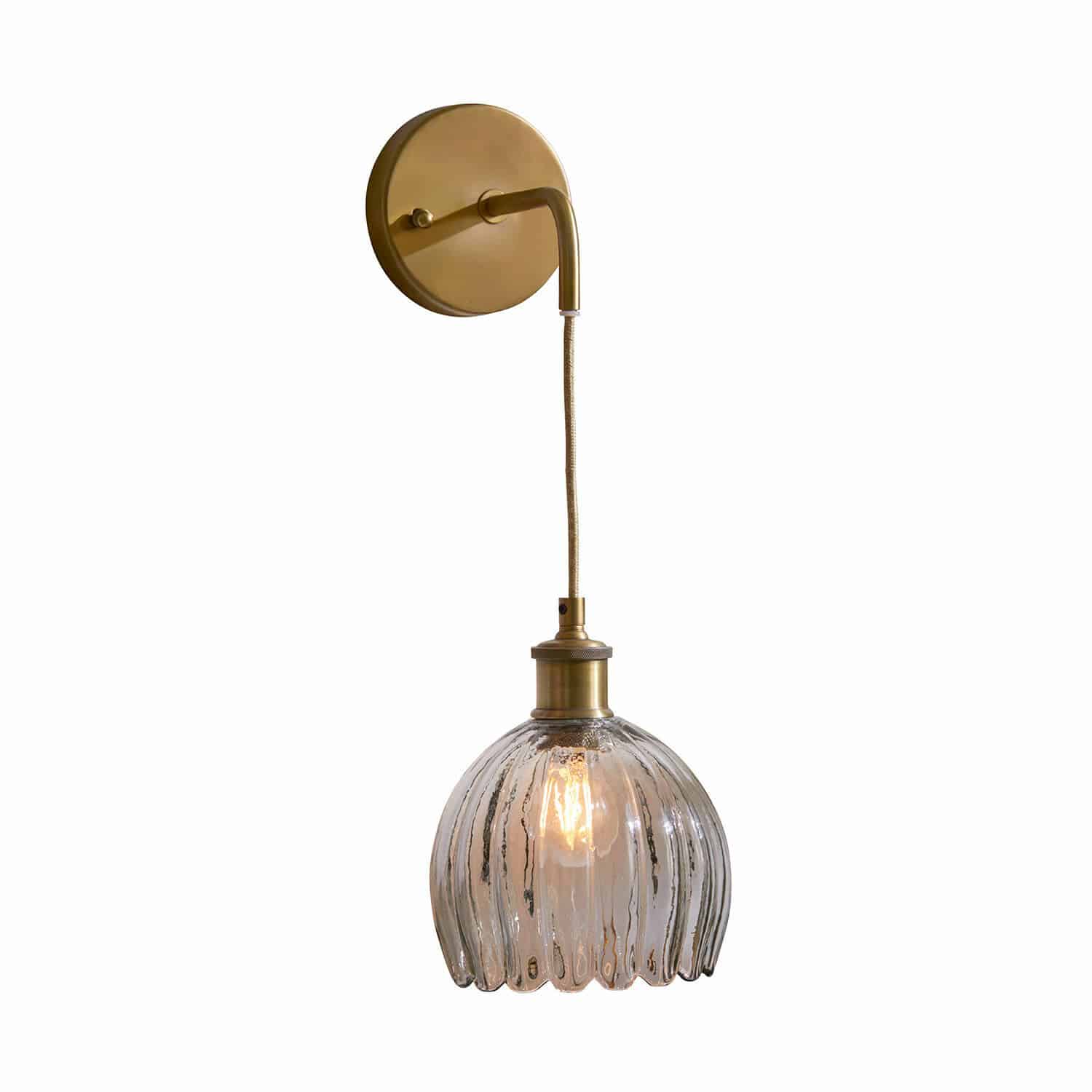 Wandlampe Druaila Wandleuchte aus Messing mit transparentem, gewelltem Glasschirm, dekorative Wandlampe im Vintage-Stil