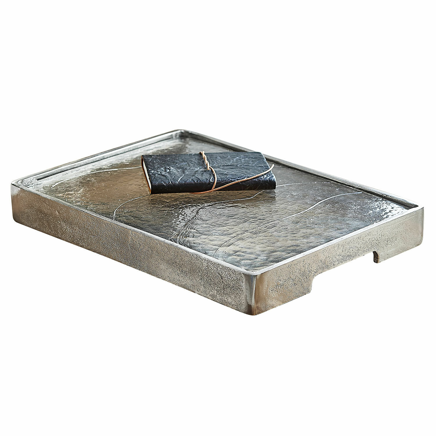 Tablett Yvelissel Dekoratives Tablett aus silbernem Metall mit schwarzem Leder-Notizbuch auf weissem Hintergrund