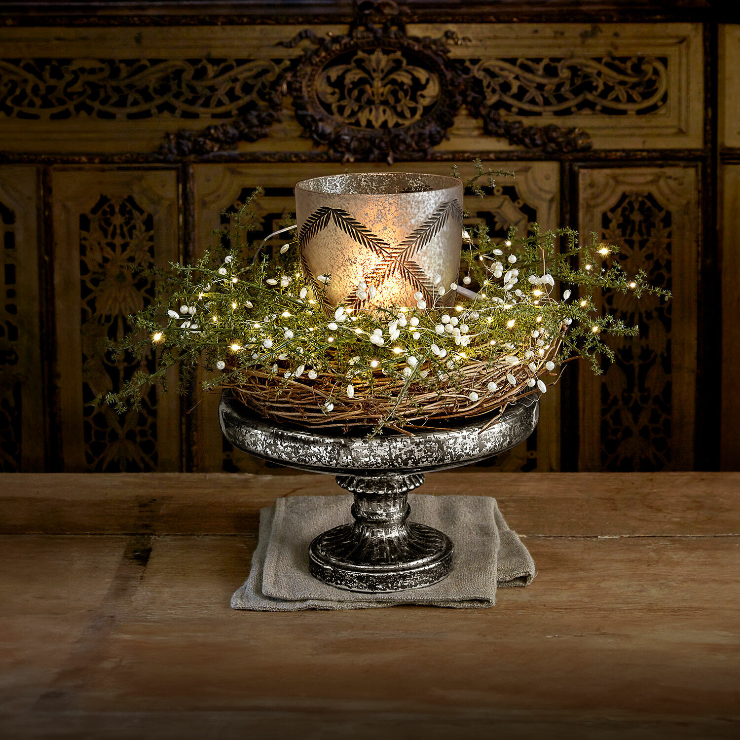 Etagere Incantesse Dekorativer silberner Metallkerzenhalter mit Weidenkranz und LED-Lichterkette auf Holztisch