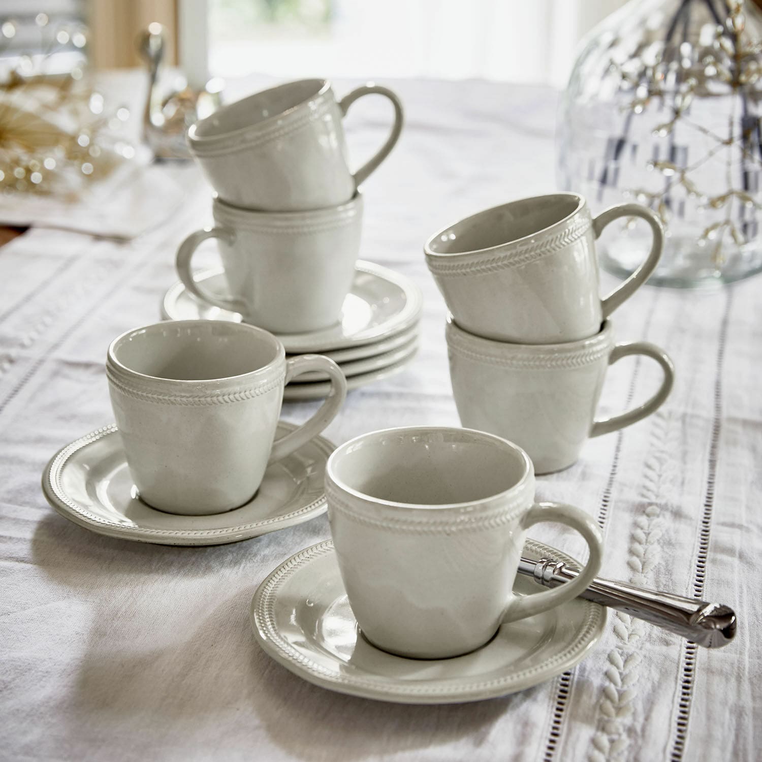 Tasse mit Untertasse 6er Set Norrvik Set weisse Keramiktassen mit Untertassen auf weissem Tischtuch für Kaffee und Tee