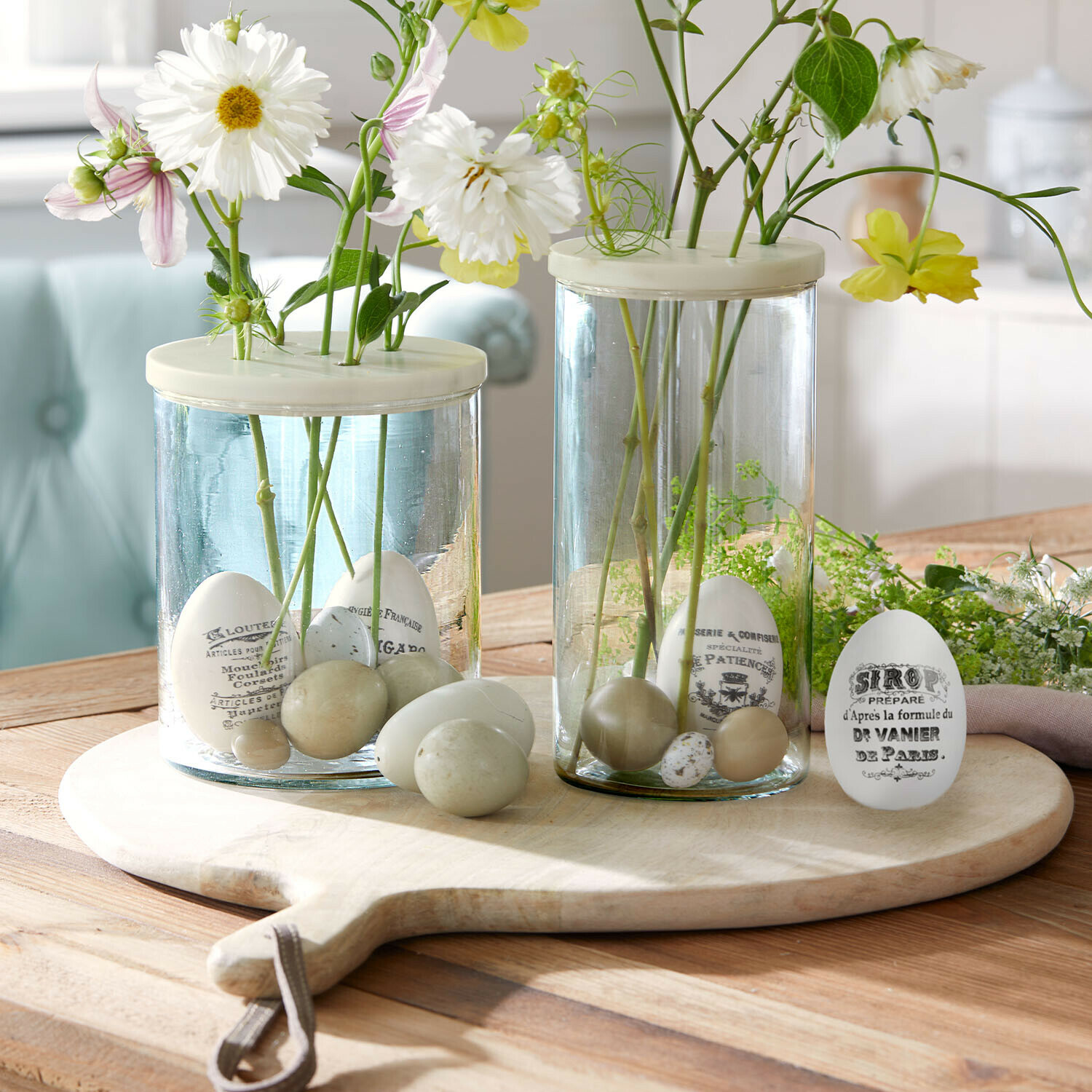 Osterei 4er Set Maison Vélour Glasvasen mit weißen und beigen Dekoeiern und Blumen auf Holzbrett als Tischdekoration