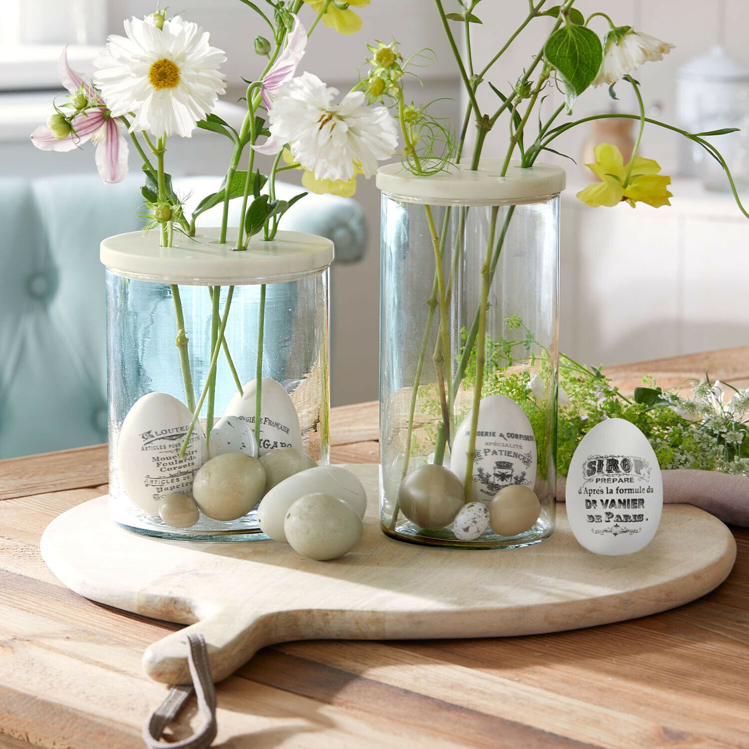 Osterei 4er Set Maison Vélour Glasvasen mit weißen und beigen Dekoeiern und Blumen auf Holzbrett als Tischdekoration