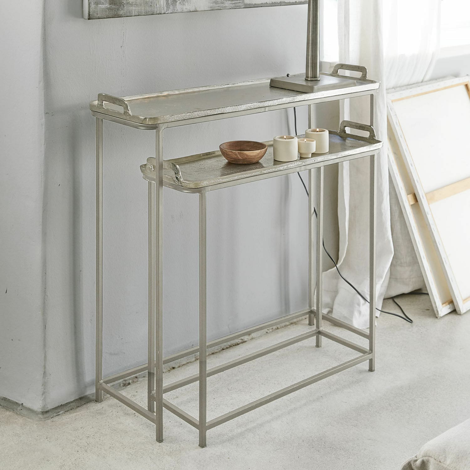 Konsole 2er Set Bellingham Set aus zwei silbernen Metall-Beistelltischen mit Tabletts und Dekoration in modernem Raum