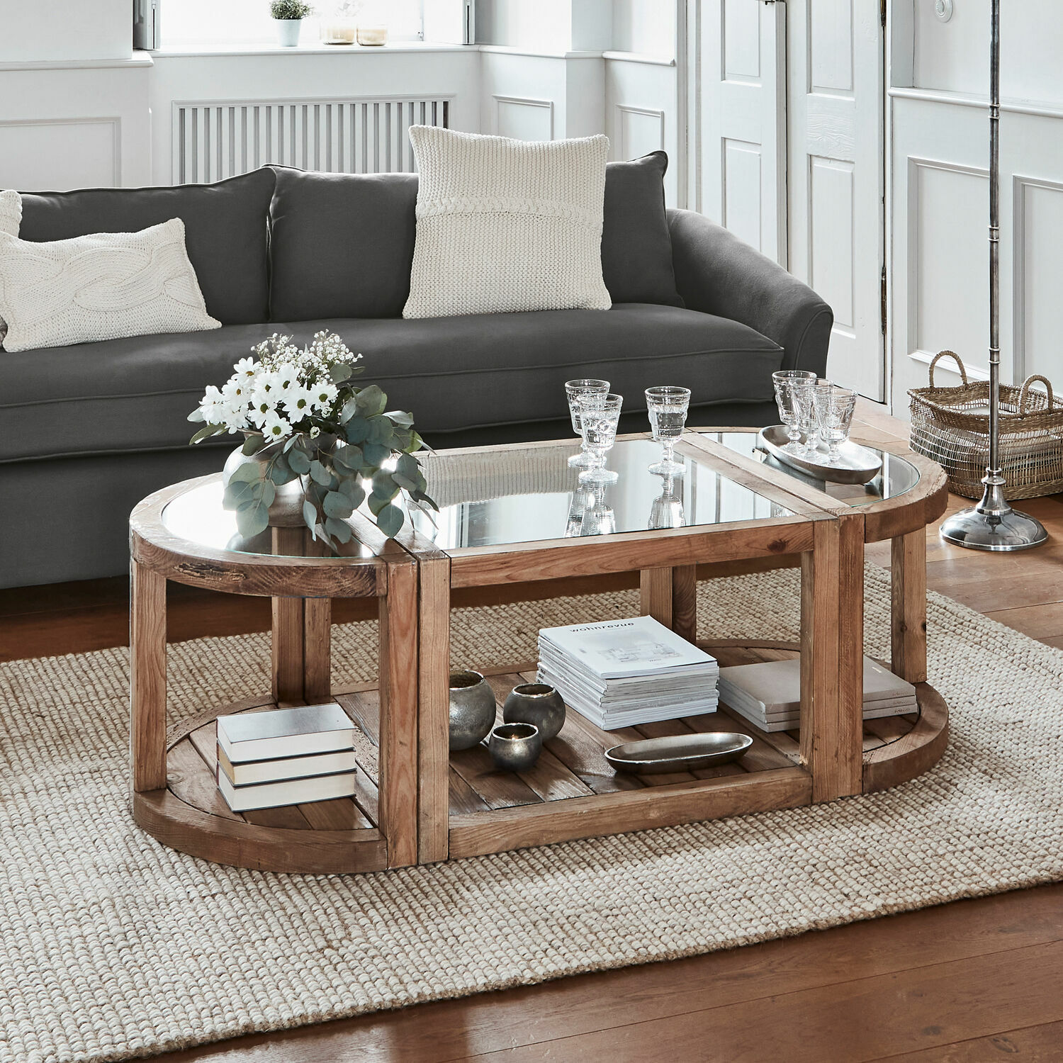 Couchtisch Hyllorian Ovaler Couchtisch aus Holz und Glas auf beigem Teppich im modernen Wohnzimmer