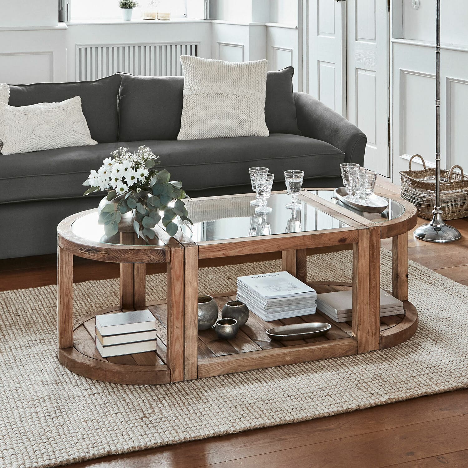 Couchtisch Hyllorian Ovaler Couchtisch aus Holz und Glas auf beigem Teppich im modernen Wohnzimmer