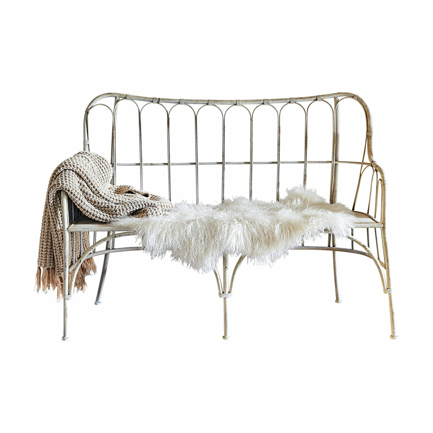 Bank Beauclair Vintage Metallbank in Weiss mit flauschigem Fellüberwurf und gestrickter Decke in Beige