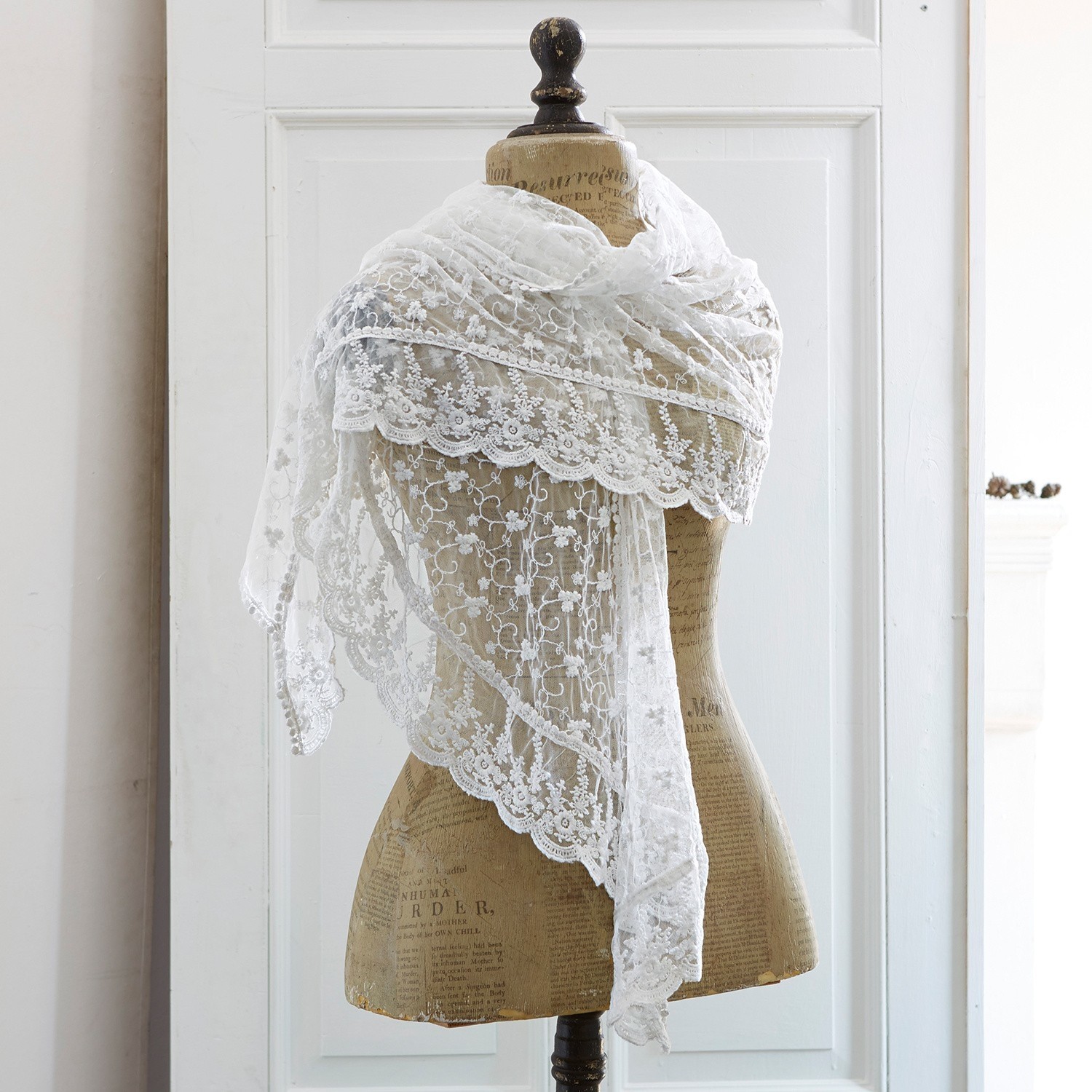 Schal Belvéze Weisse Spitzenstola mit feinem Blumenmuster auf Schneiderpuppe, dekoratives Modeaccessoire