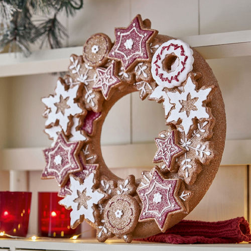 Dekorativer Lebkuchenkranz mit weissem und rotem Zuckerguss, festliche Weihnachtsdekoration
