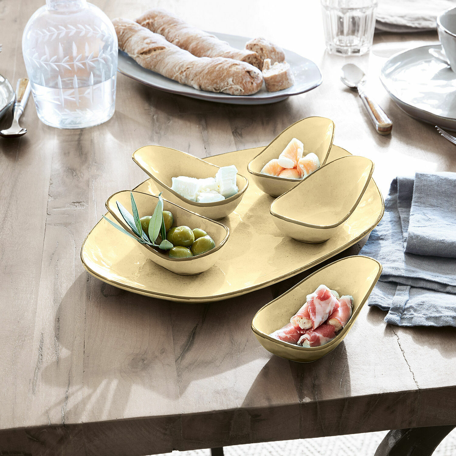 Servierschälchen 6er Set Biarré Gelbes Keramikschälchenset für Snacks auf Holztisch mit Oliven und Käse