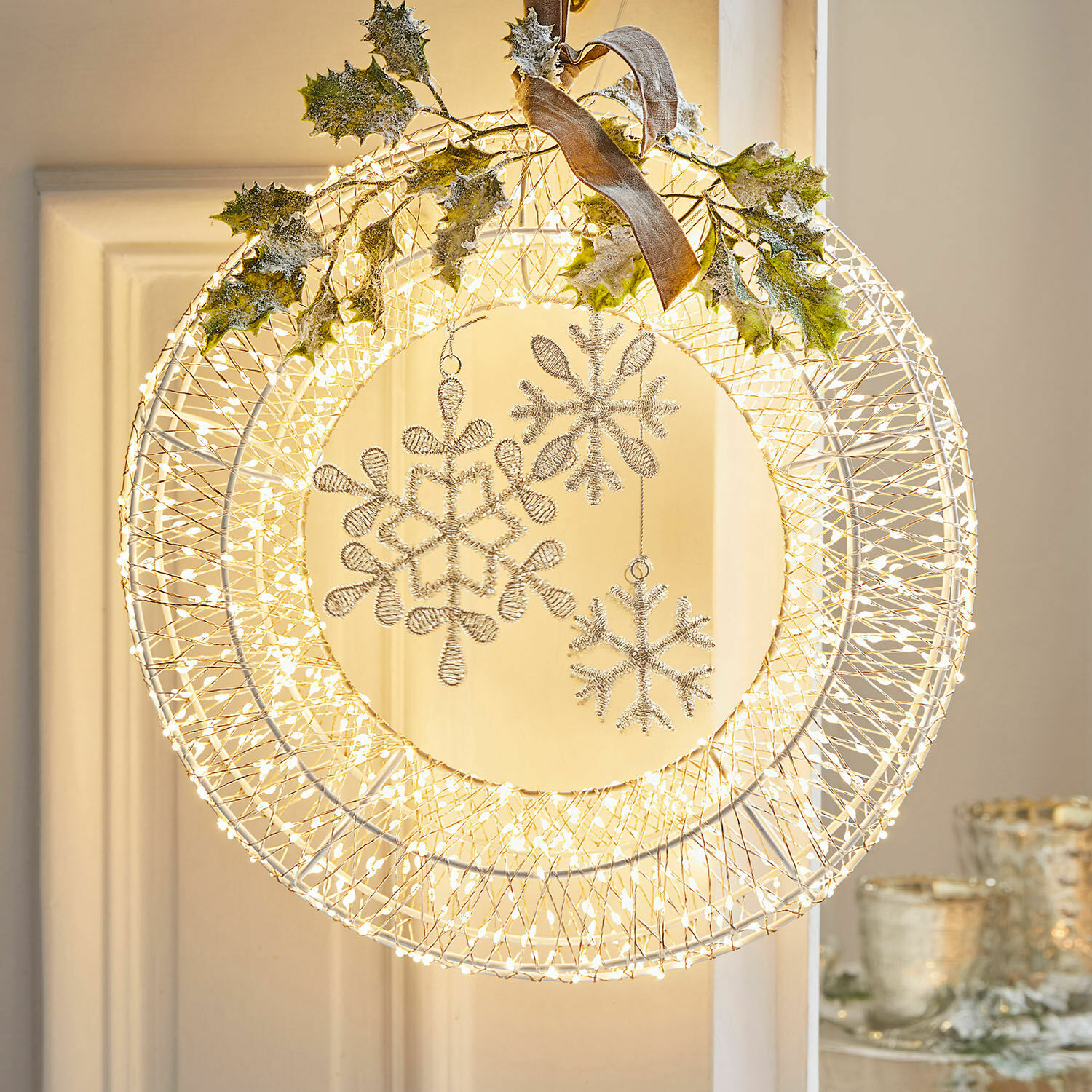 LED-Kranz Winsloe Weihnachtskranz aus weissem Draht mit LED-Lichtern und funkelnden Schneeflocken-Dekorationen