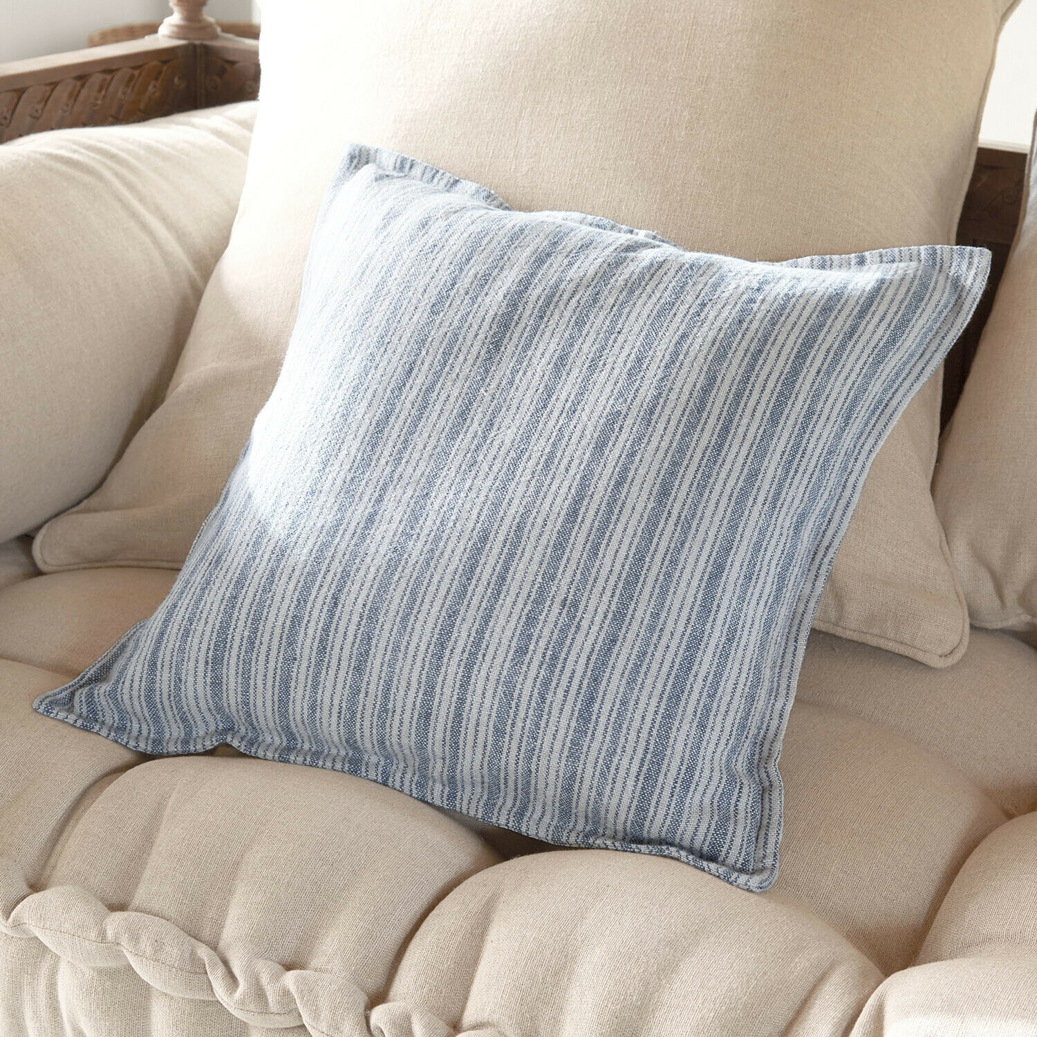 Kissenhülle Freydaal Dekoratives Baumwollkissen mit blau-weißen Streifen auf beigem Sofa, stilvolles Wohnaccessoire