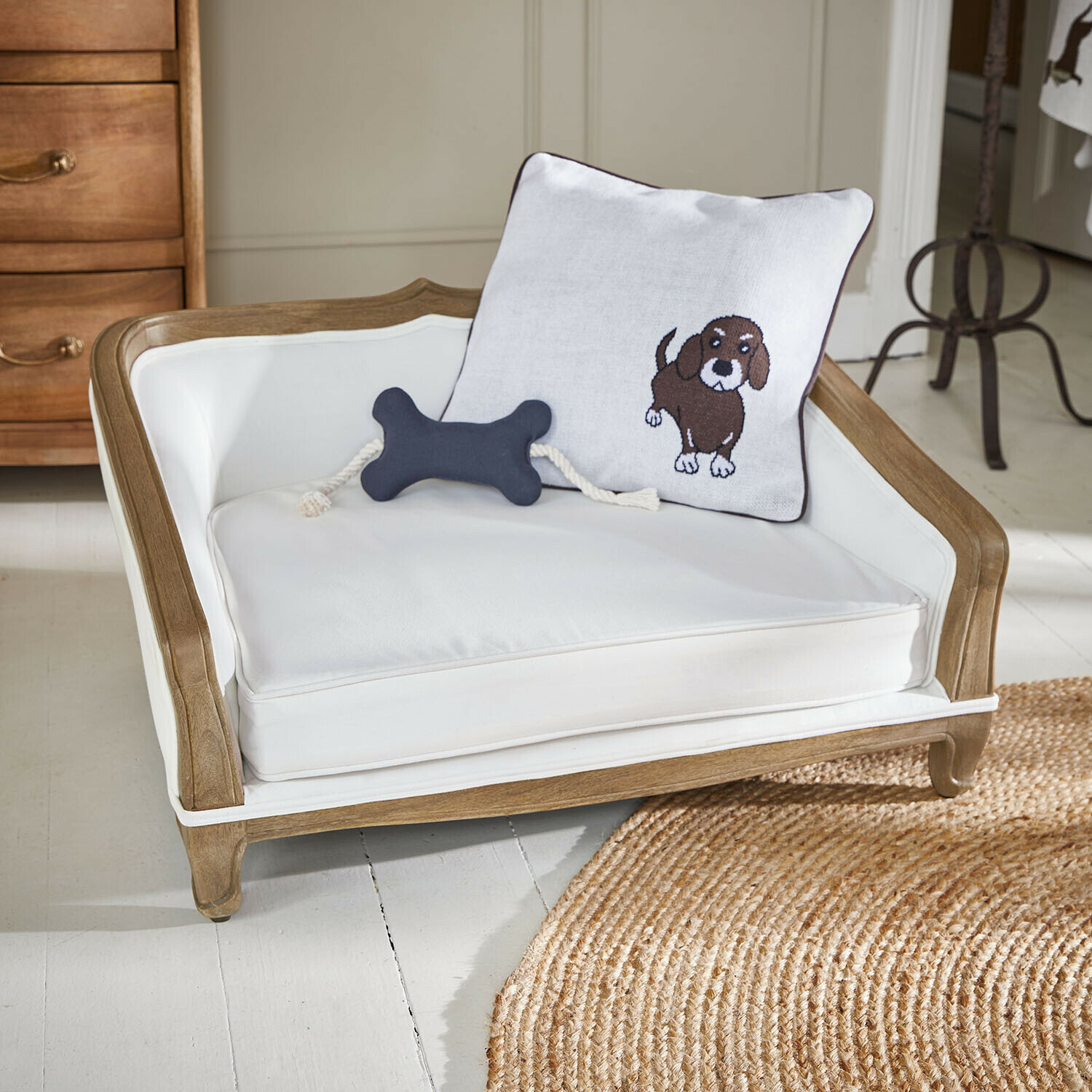 Haustiersofa Whisley Holz-Hundebett mit weissem Kissen und dekorativem Hundekissen, gemütlicher Schlafplatz für Haustiere