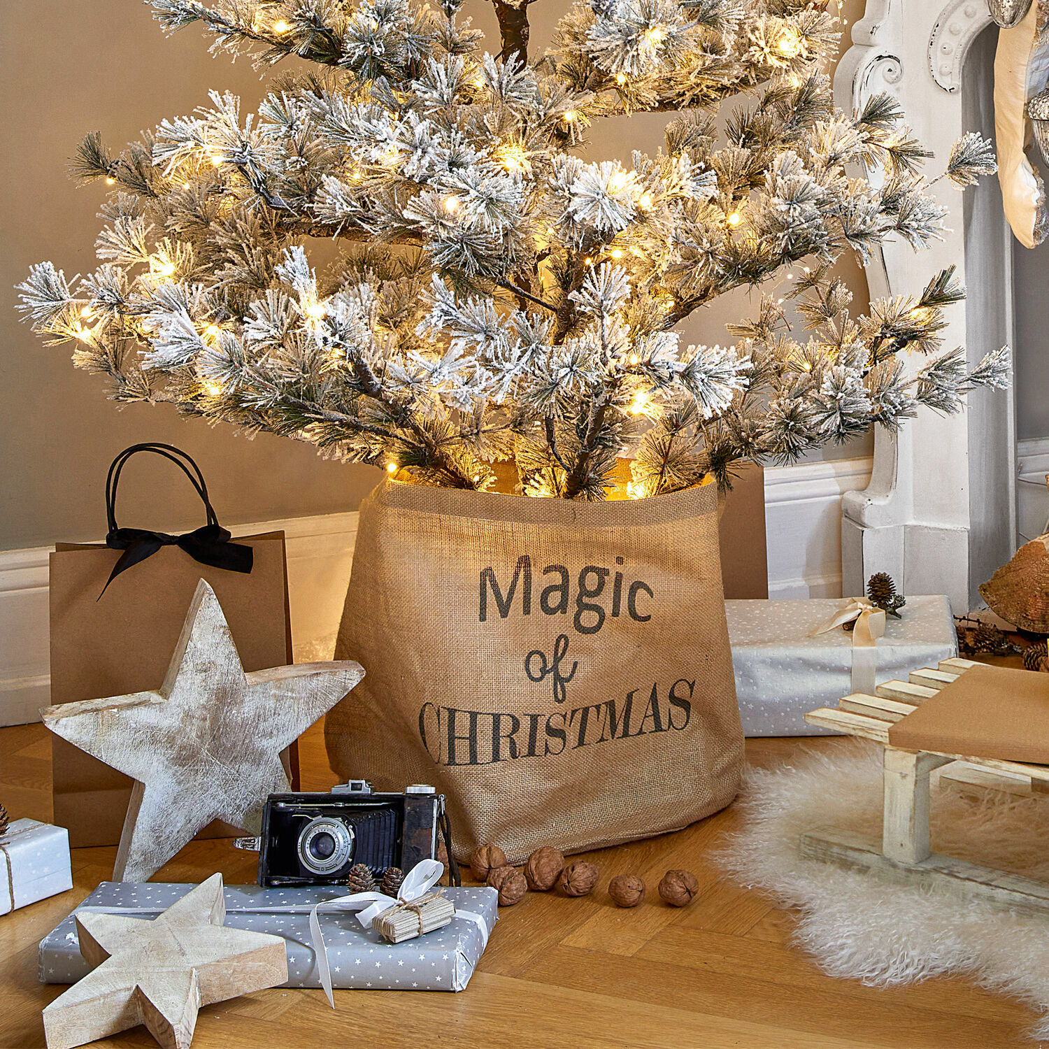 Stoffkorb Magic Künstlicher, schneebedeckter Weihnachtsbaum im Jutesack mit Schriftzug «Magic of Christmas» und Dekoration
