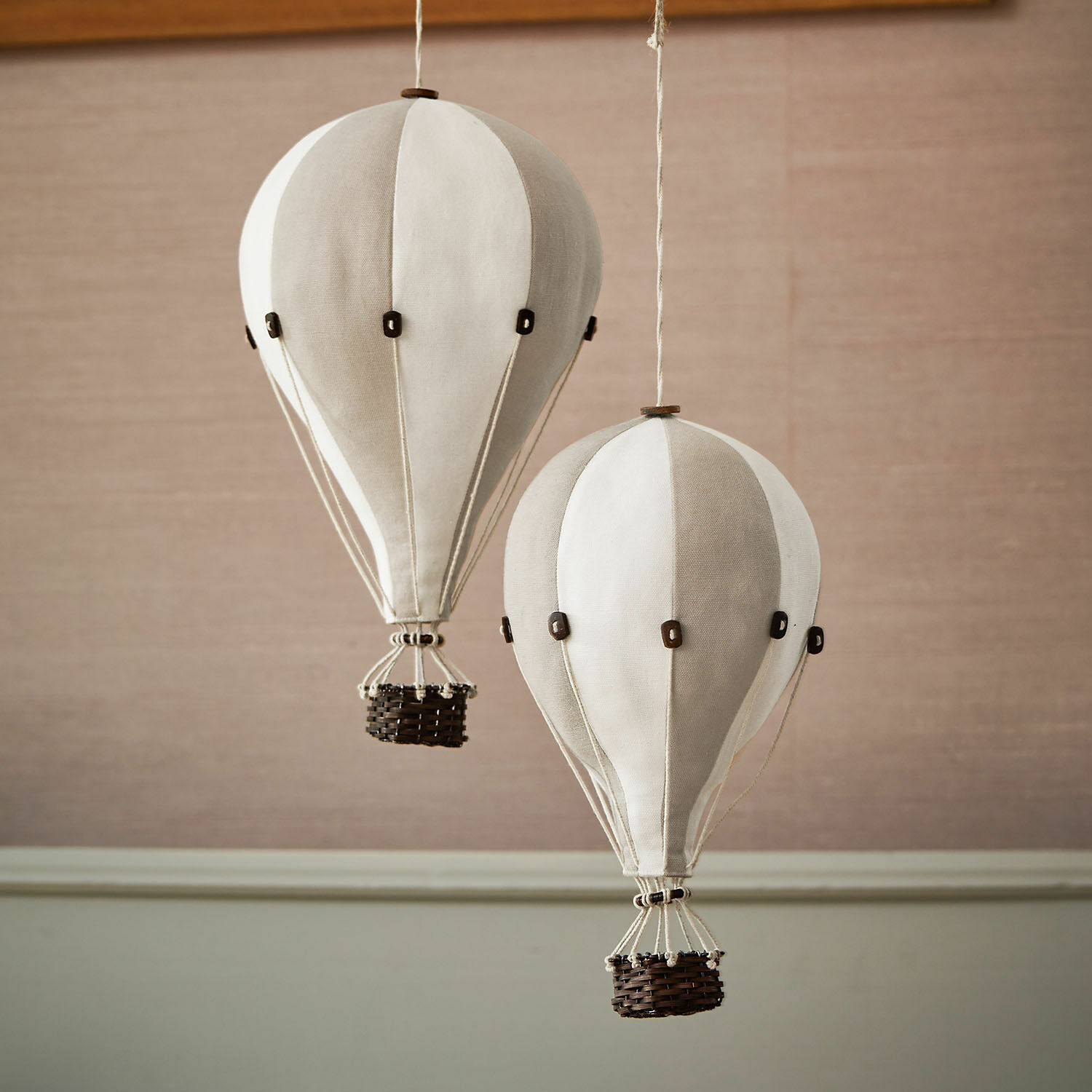 Deko-Heissluftballon 2er Set Merrybean Dekorative hängende Heissluftballons aus Stoff in Beige-Weiss für Wohnräume