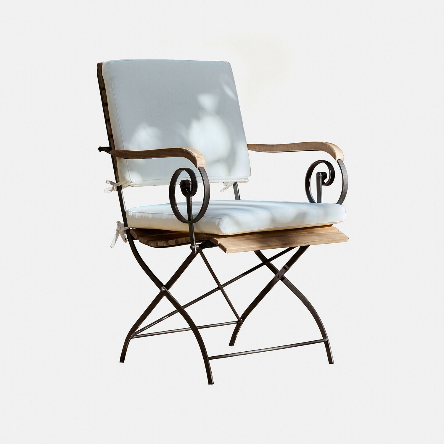 Gartenstuhl mit Metallgestell, Holzarmlehnen und hellblauem Polster, Outdoor-Möbel