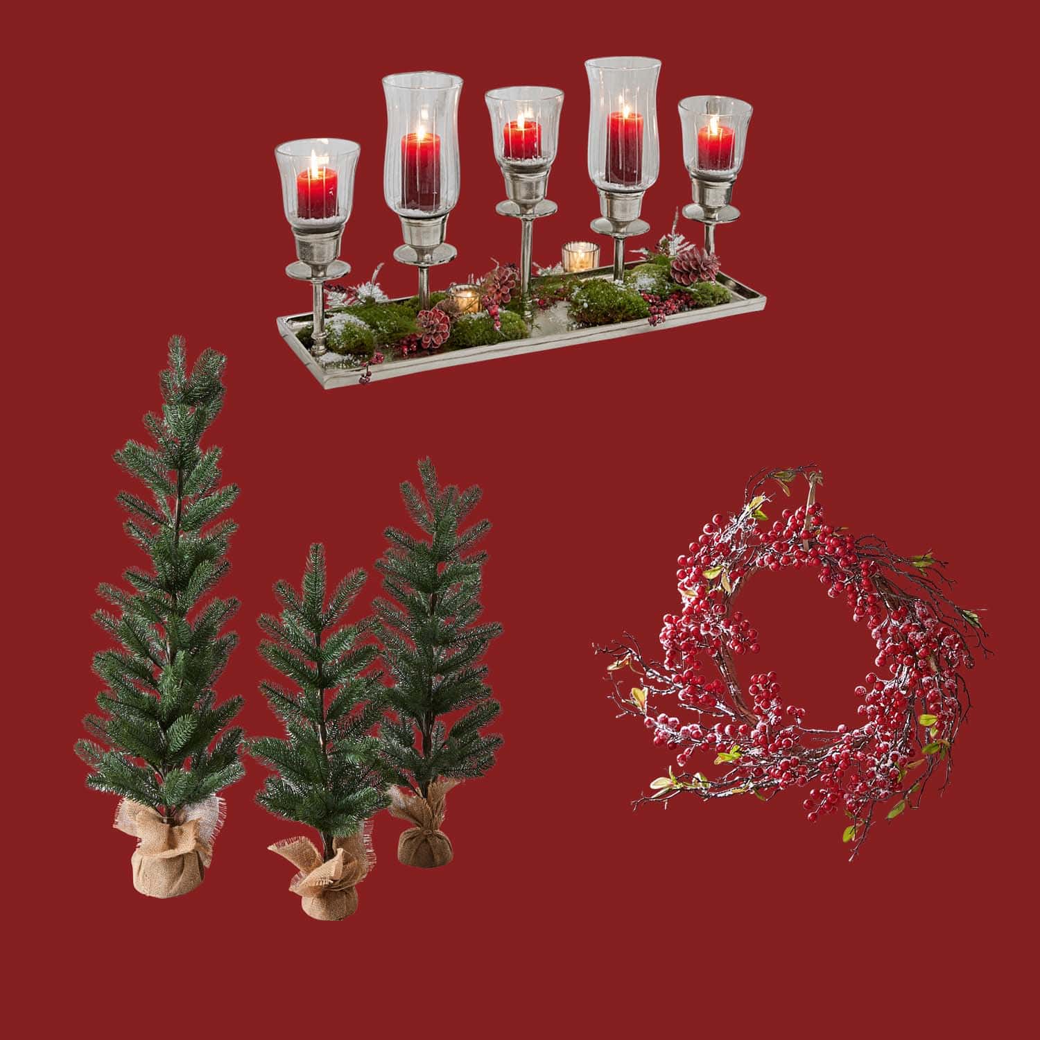 Weihnachtsdekoration mit roten Kerzen in Glaswindlichtern, künstlichen Tannenbäumen und rotem Beerenkranz