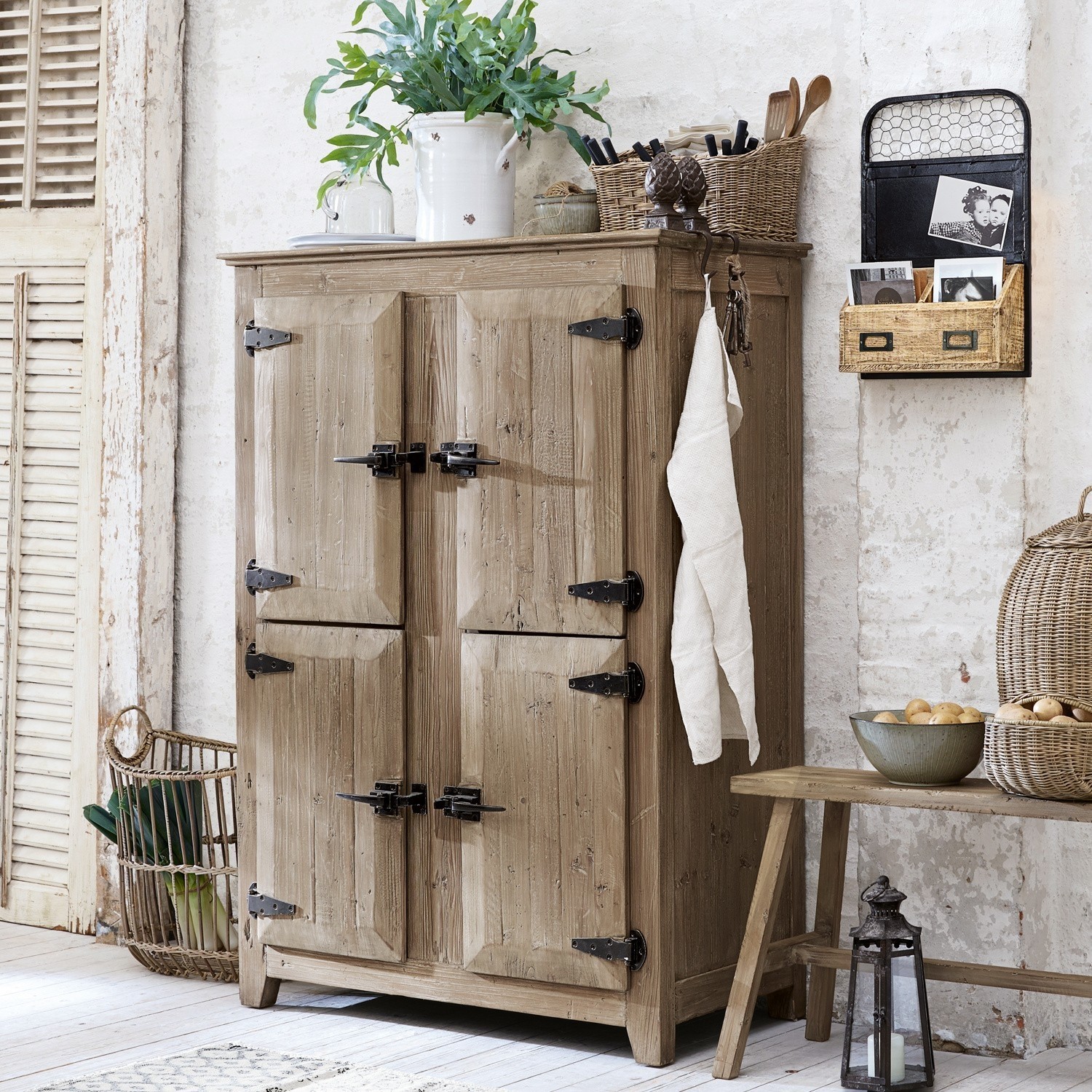 Schrank Centennial Rustikaler Holzschrank in Naturfarbe mit schwarzen Metallbeschlägen für praktischen Stauraum