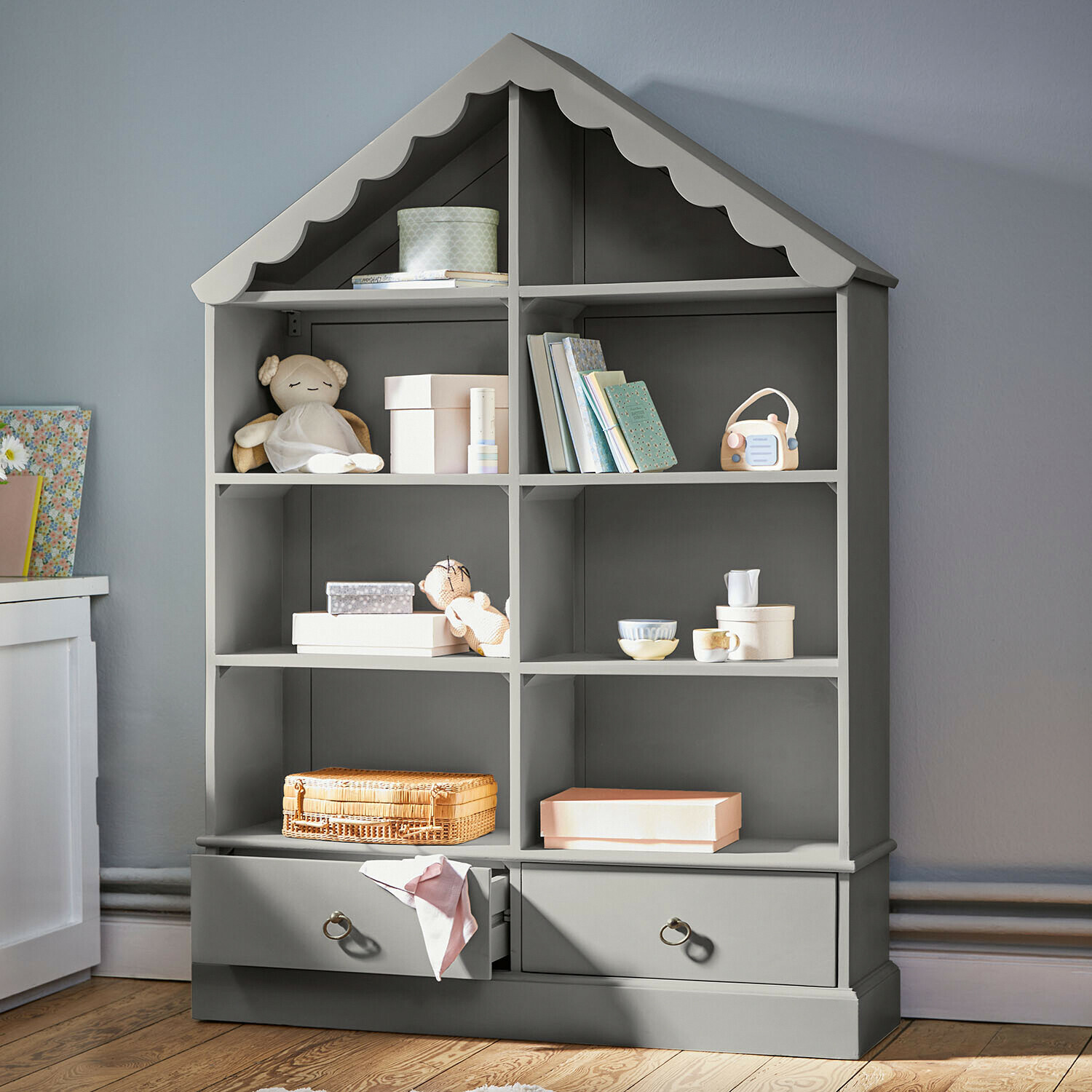 Regal Vaurillon Graues Holzregal in Hausform mit Spielzeug und Büchern für das Kinderzimmer