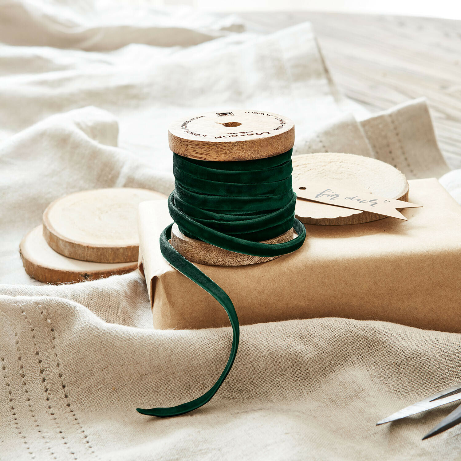 Samtband Olessa Grünes Samtband auf Holzspule auf Naturpapier und Leinenstoff zum Geschenkverpacken