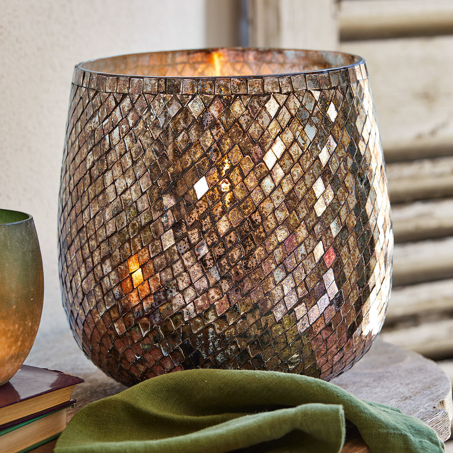 Windlicht Lissarda Mosaik-Glaswindlicht in Braun mit warmem Licht, dekoratives Wohnaccessoire für eine gemütliche Atmosphäre