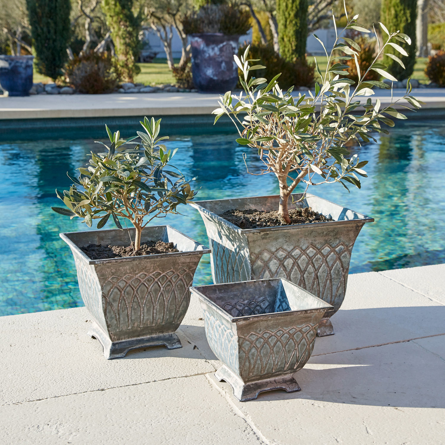 Übertopf 3er Set Klaireau Set aus drei grauen Metallblumentöpfen im Vintage-Stil neben dem Schwimmbecken