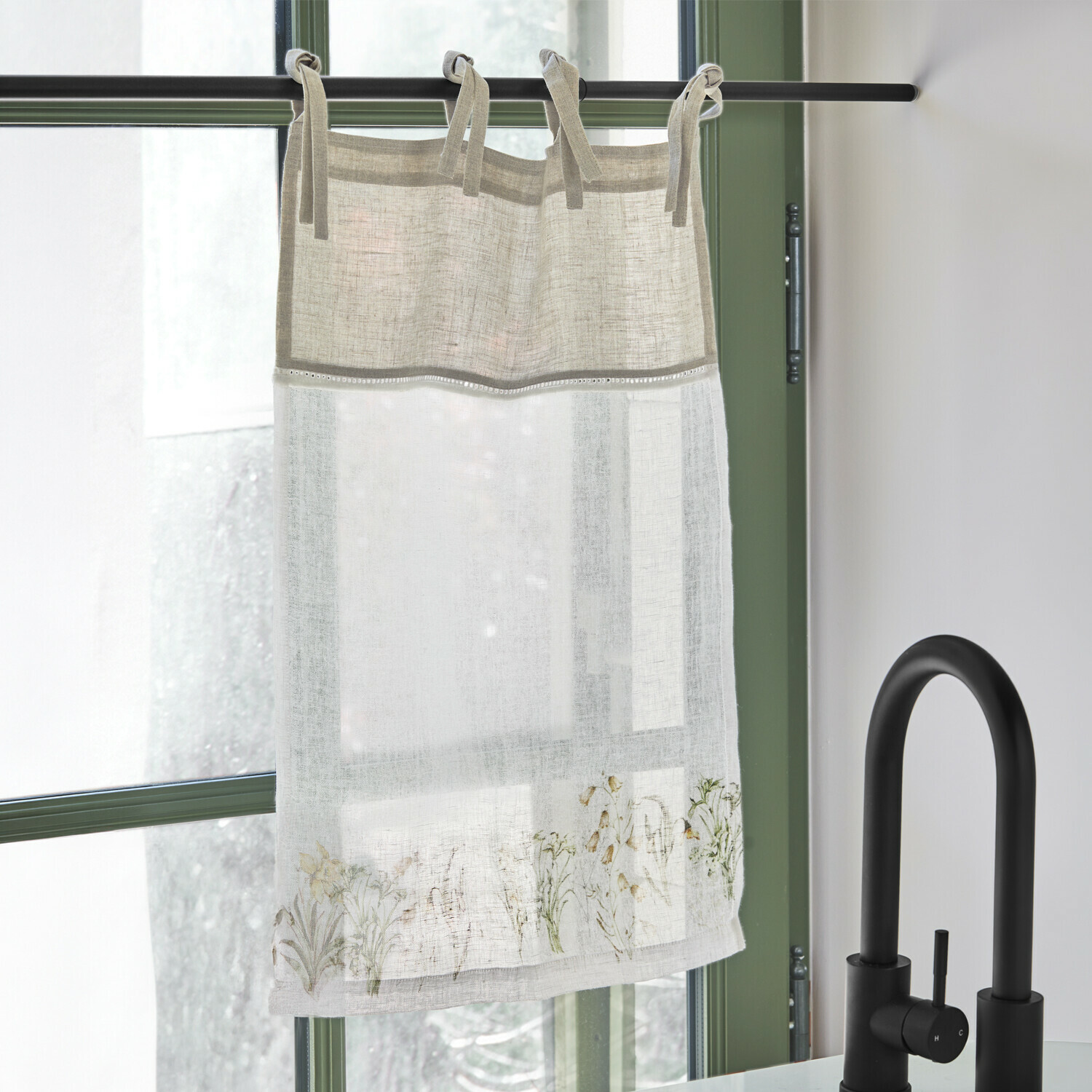 Scheibengardine Lozere Leinenvorhang in Beige und Weiss mit feinem Blumenmuster, an schwarzer Stange neben schwarzem Wasserhahn