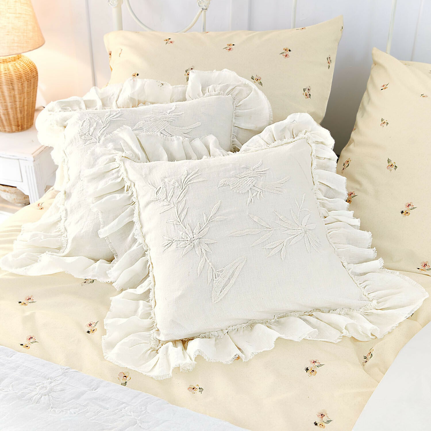 Kissenhülle 2er Set Norwyn Beige Bettwäsche mit kleinem Blumenmuster und cremefarbene Leinenkissen mit Rüschen und Vogelstickerei
