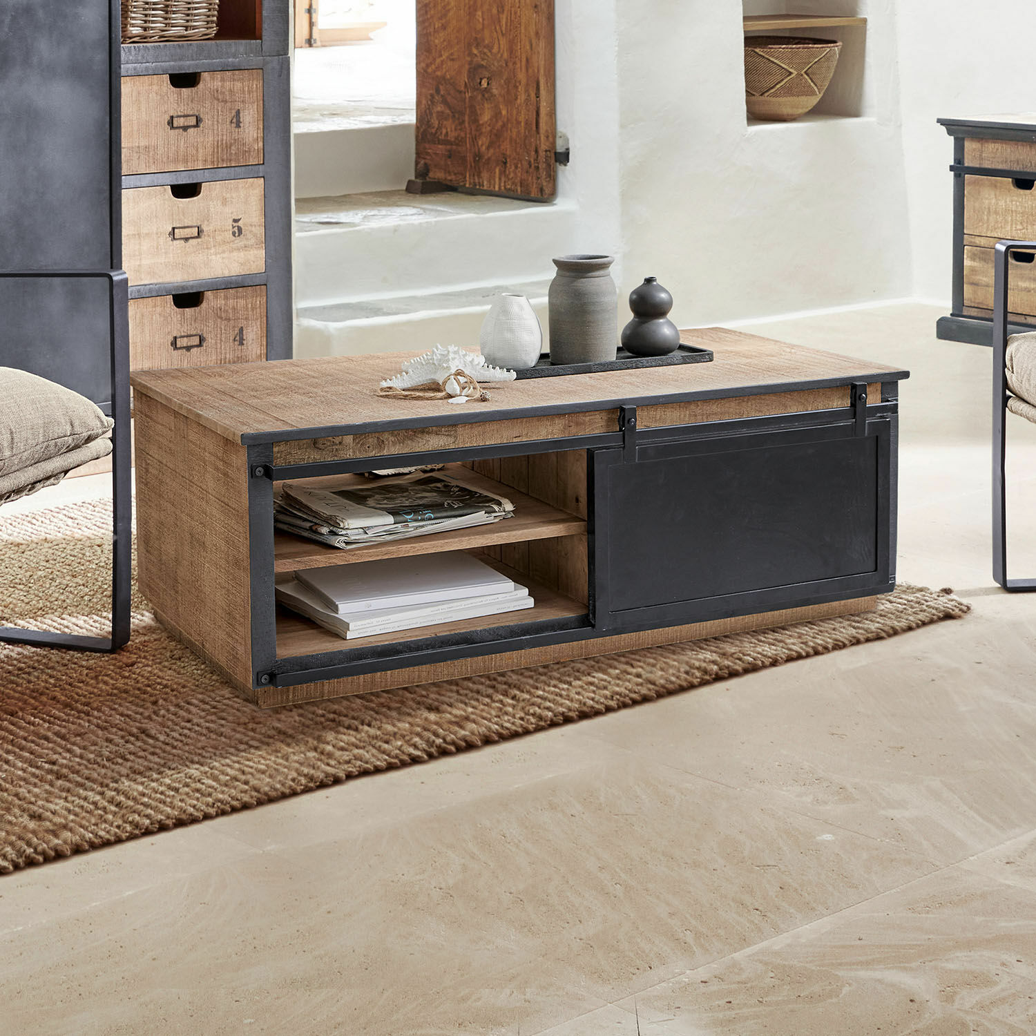 Couchtisch Vulmont Couchtisch aus Holz und schwarzem Metall mit Ablagen für Bücher und Dekoration im Wohnzimmer