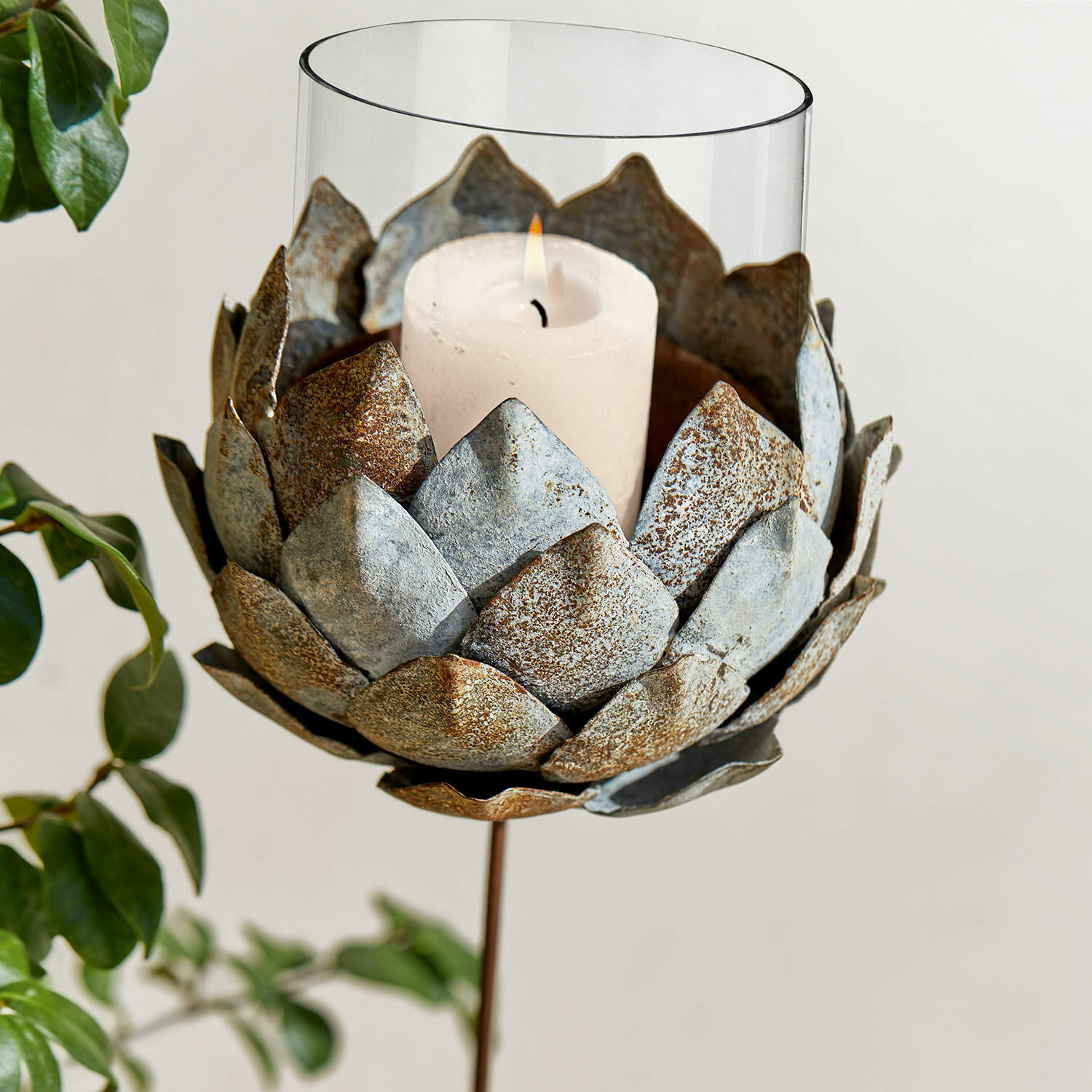 Kerzenhalter Cuvier Metall-Kerzenhalter in Blumenform mit weisser Kerze und Glasaufsatz, stilvolle Wohnraumdekoration