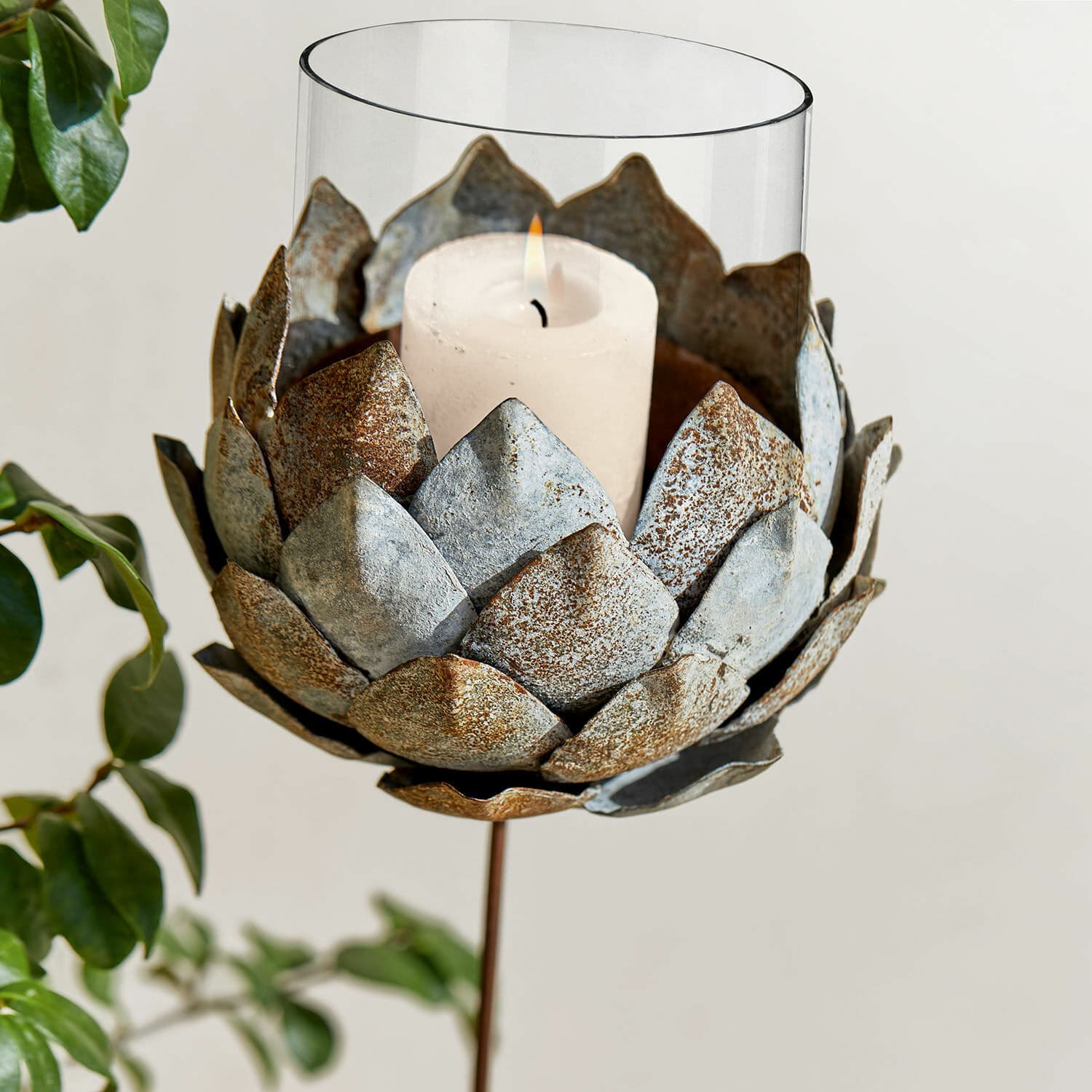 Kerzenhalter Cuvier Metall-Kerzenhalter in Blumenform mit weisser Kerze und Glasaufsatz, stilvolle Wohnraumdekoration