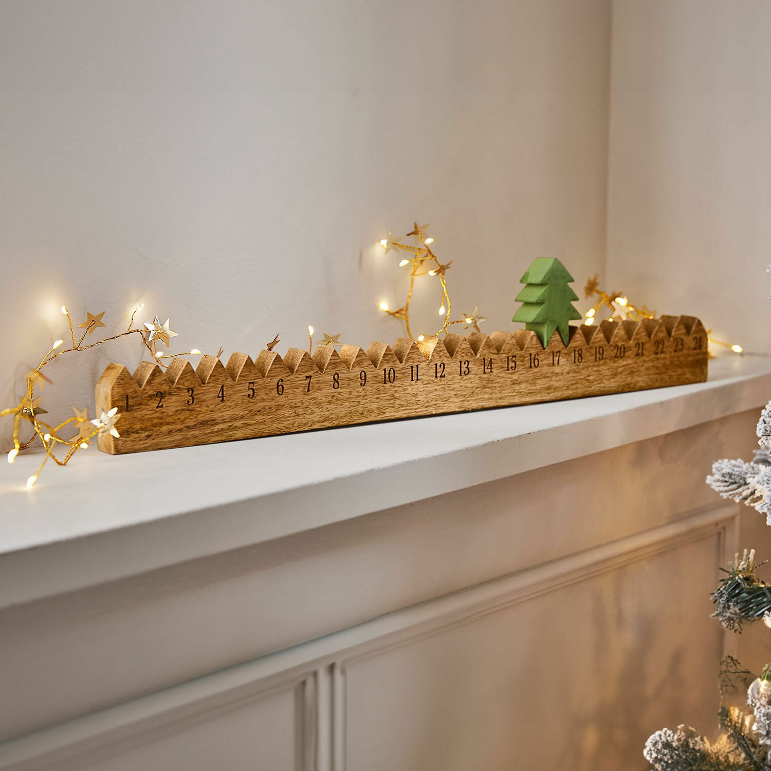 Adventskalender Ciloren Holz-Adventskalender mit grünem Tannenbaum und LED-Lichterkette auf weissem Regal, Weihnachtsdeko