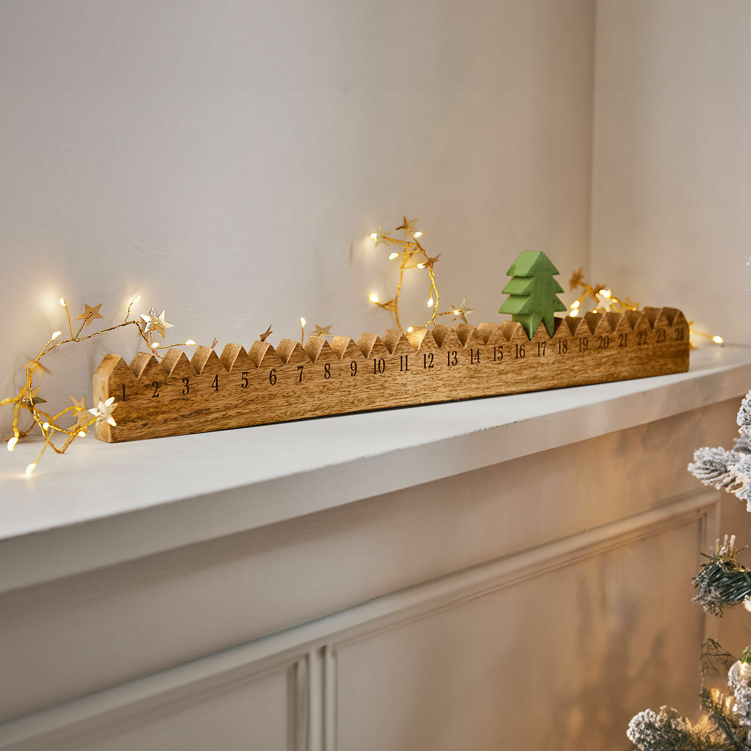 Adventskalender Ciloren Holz-Adventskalender mit grünem Tannenbaum und LED-Lichterkette auf weissem Regal, Weihnachtsdeko