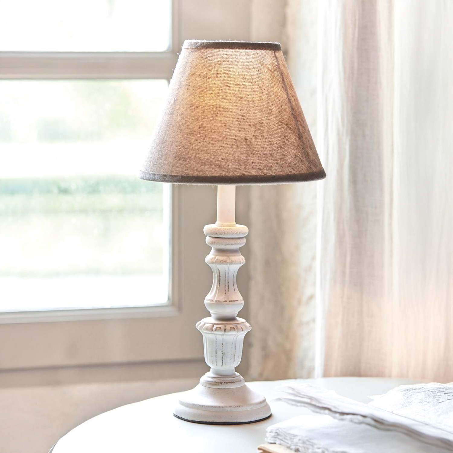 Tischlampe aus weiss lackiertem Holz mit beigem Lampenschirm, dekorative Beleuchtung für Wohn- oder Schlafzimmer