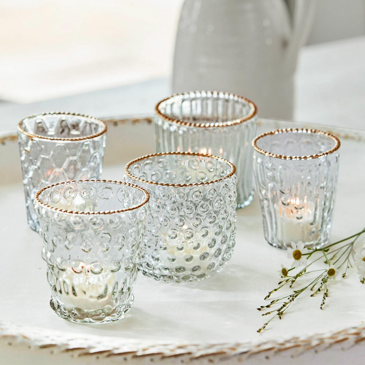 Windlicht 5er Set Jarnac Fünf Glas-Teelichthalter mit goldfarbenem Rand und Struktur auf weissem Dekotablett arrangiert