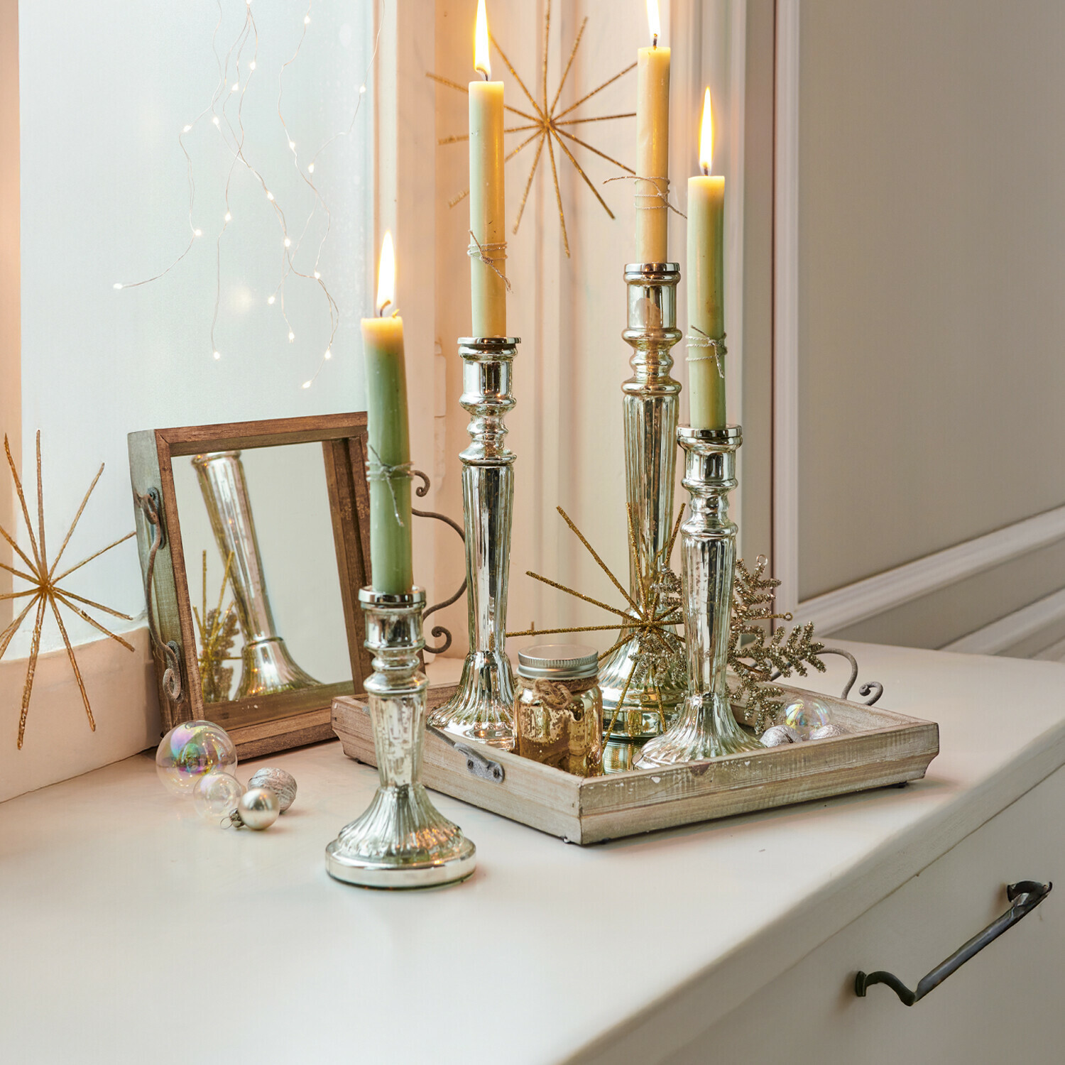 Kerzenständer 4er Set Selby Silberne Metallkerzenhalter mit grünen und cremefarbenen Kerzen auf dekorativem Holztablett