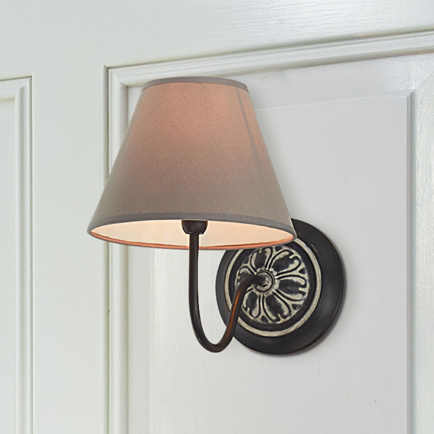 Wandlampe Gradinas Wandleuchte aus schwarzem Metall mit beigem Lampschirm, klassisches Licht für Wohnzimmer oder Schlafzimmer