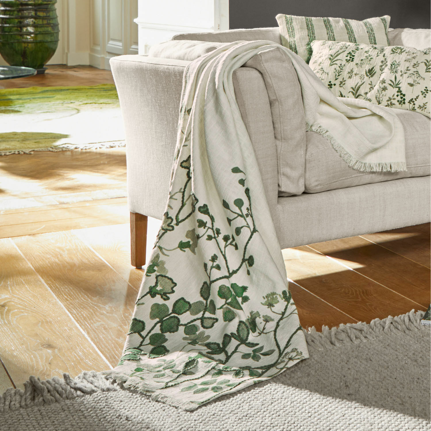 Plaid Wescombe Beige Decke mit grünem Pflanzenmuster auf dem Sofa, weiches Material, gemütliche Wohnraumdekoration