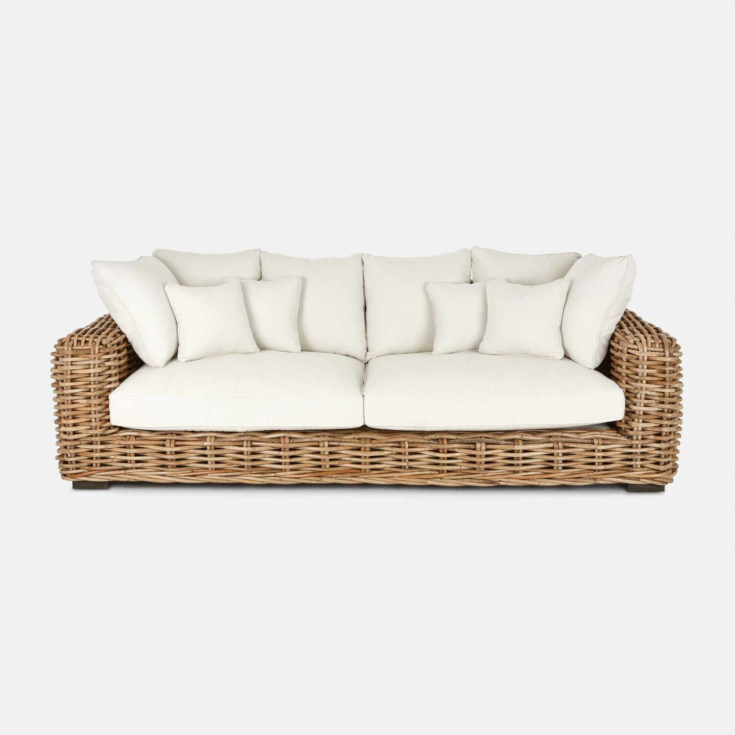 Sofa Rimini Rattansofa mit weissen Kissen und weicher Polsterung, gemütliches Wohnzimmermöbel