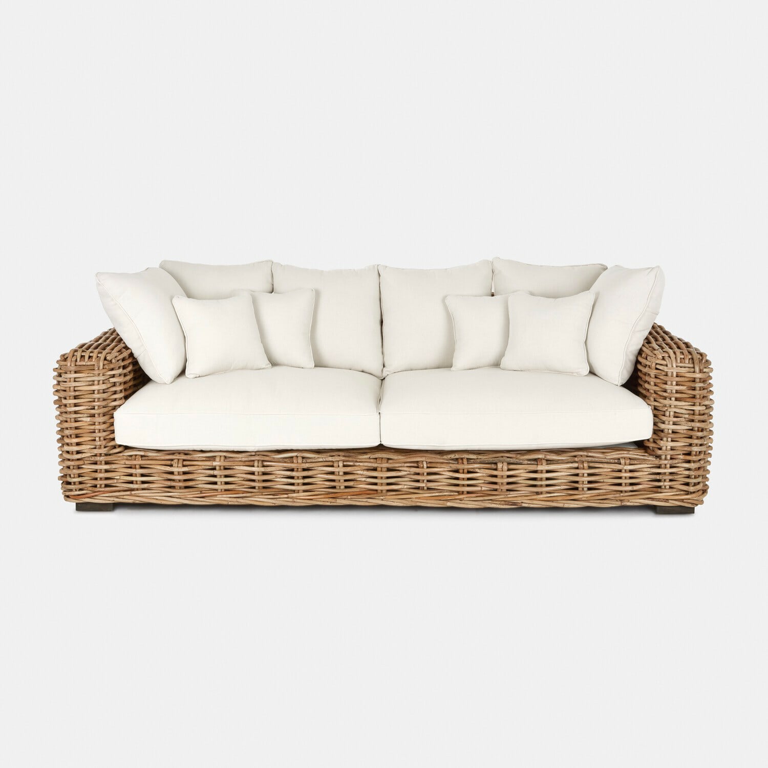 Sofa Rimini Rattansofa mit weissen Kissen und weicher Polsterung, gemütliches Wohnzimmermöbel