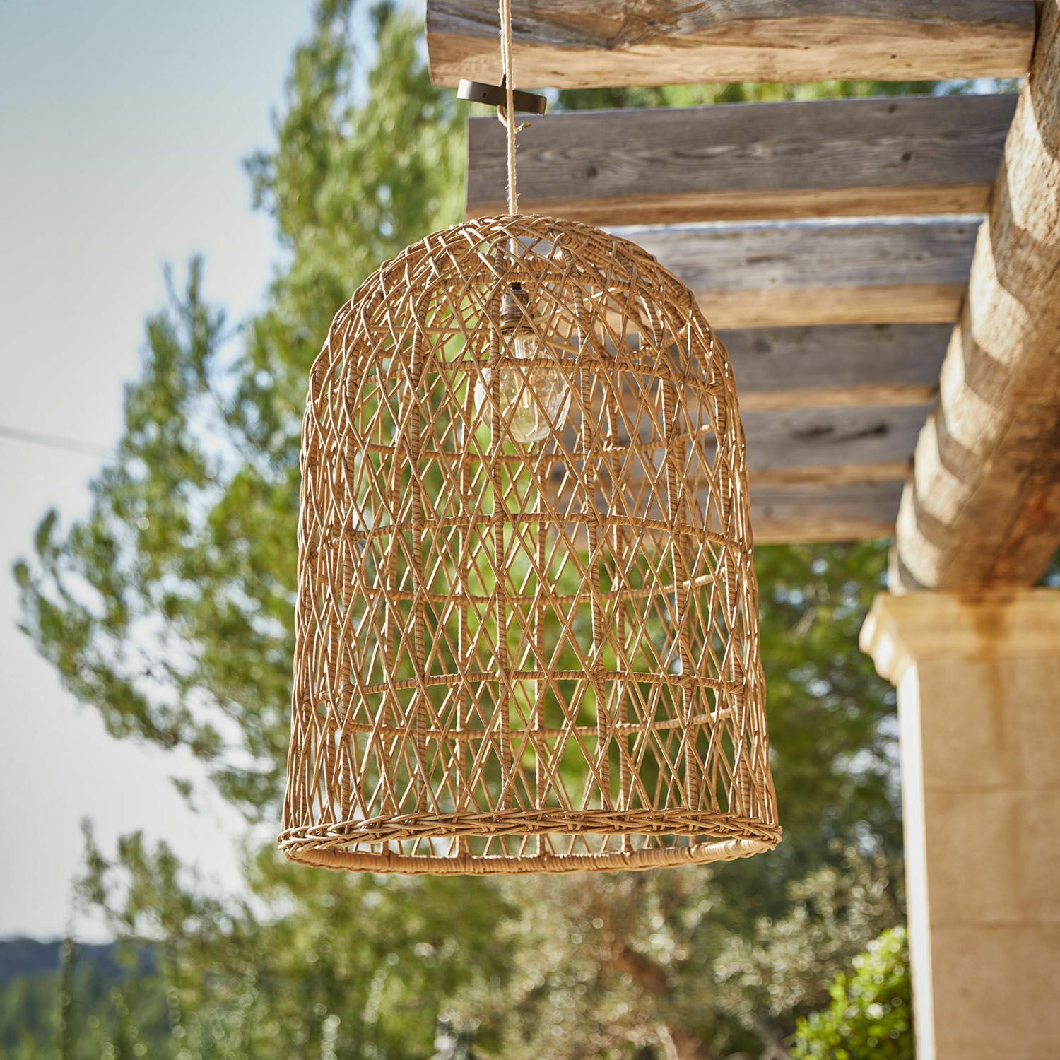 Lampenschirm Durnelle Hängelampe aus natürlichem Rattan in Beige, geeignet für Garten- und Terrassenbeleuchtung.