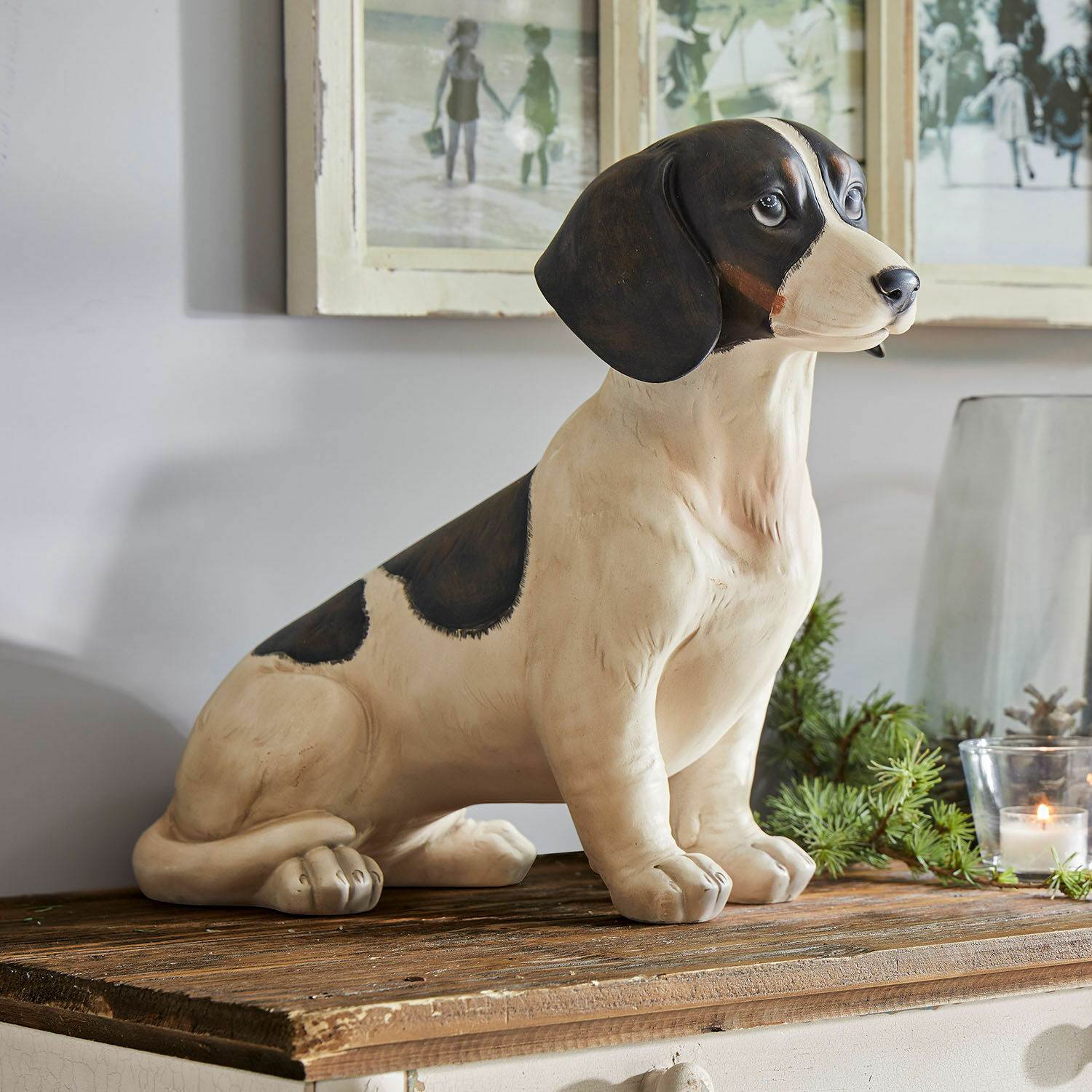 Hundefigur aus Kunststoff in Beige und Schwarz auf Holzplatte als Wohnaccessoire