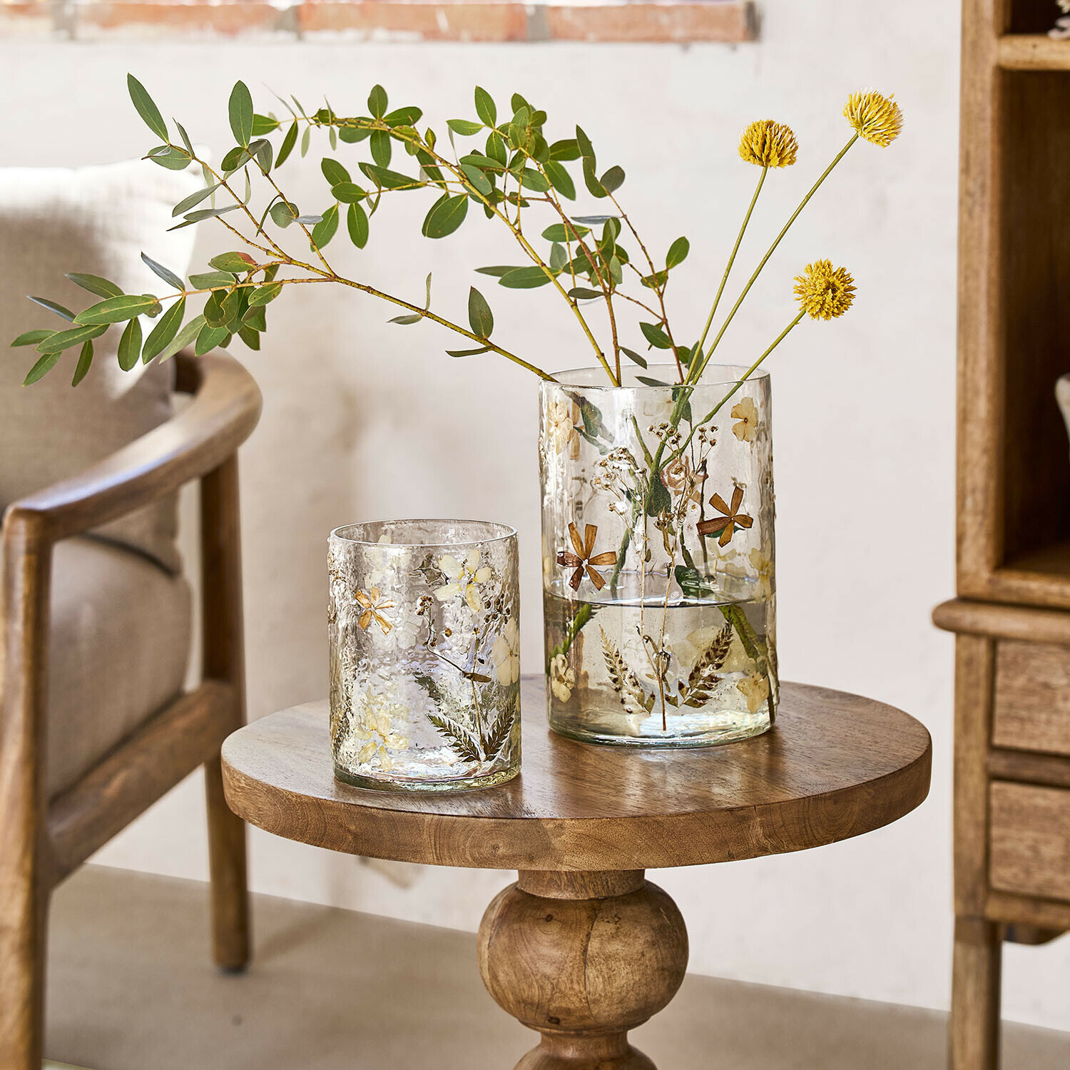 Vase 2er Set Coudrisse Glasvasen mit getrockneten Blumen und Blättern auf Holztisch in hellem Raum
