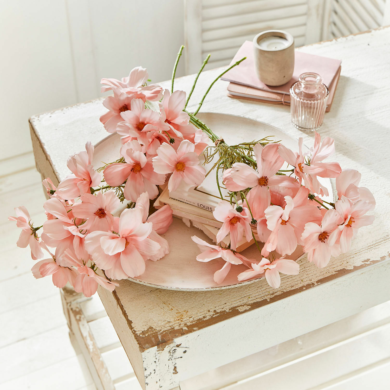 Deko-Blumenstrauss Tilla Zarte rosa Dekoblumen auf einem weissen, abgenutzten Holztisch für eine gemütliche Raumgestaltung.