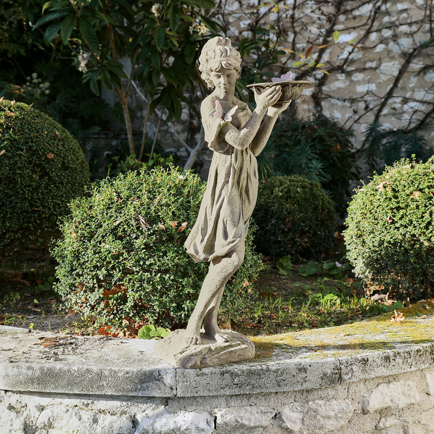 Skulptur Malia Steinskulptur eines Mädchens mit Schale und Schmetterlingen im Garten als dekoratives Element