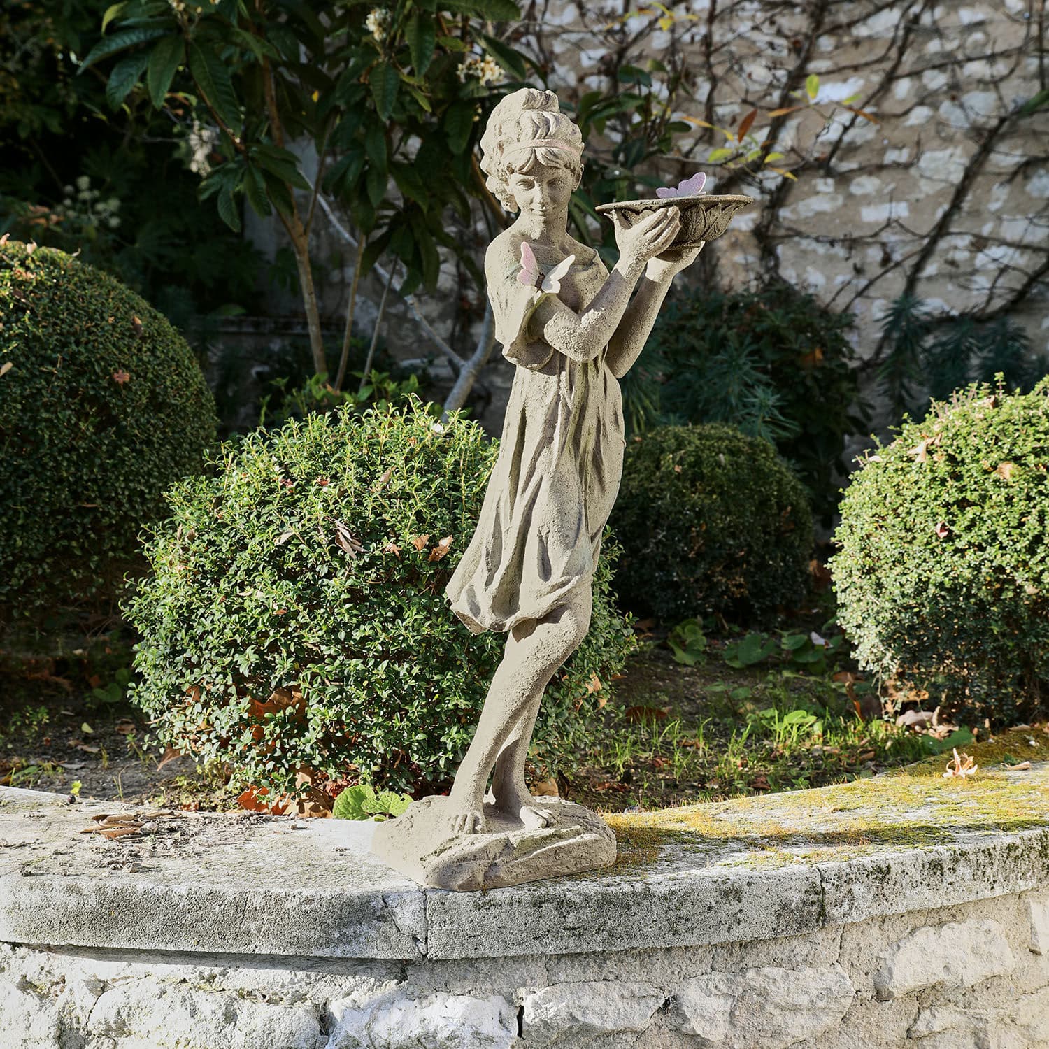 Skulptur Malia Steinskulptur eines Mädchens mit Schale und Schmetterlingen im Garten als dekoratives Element