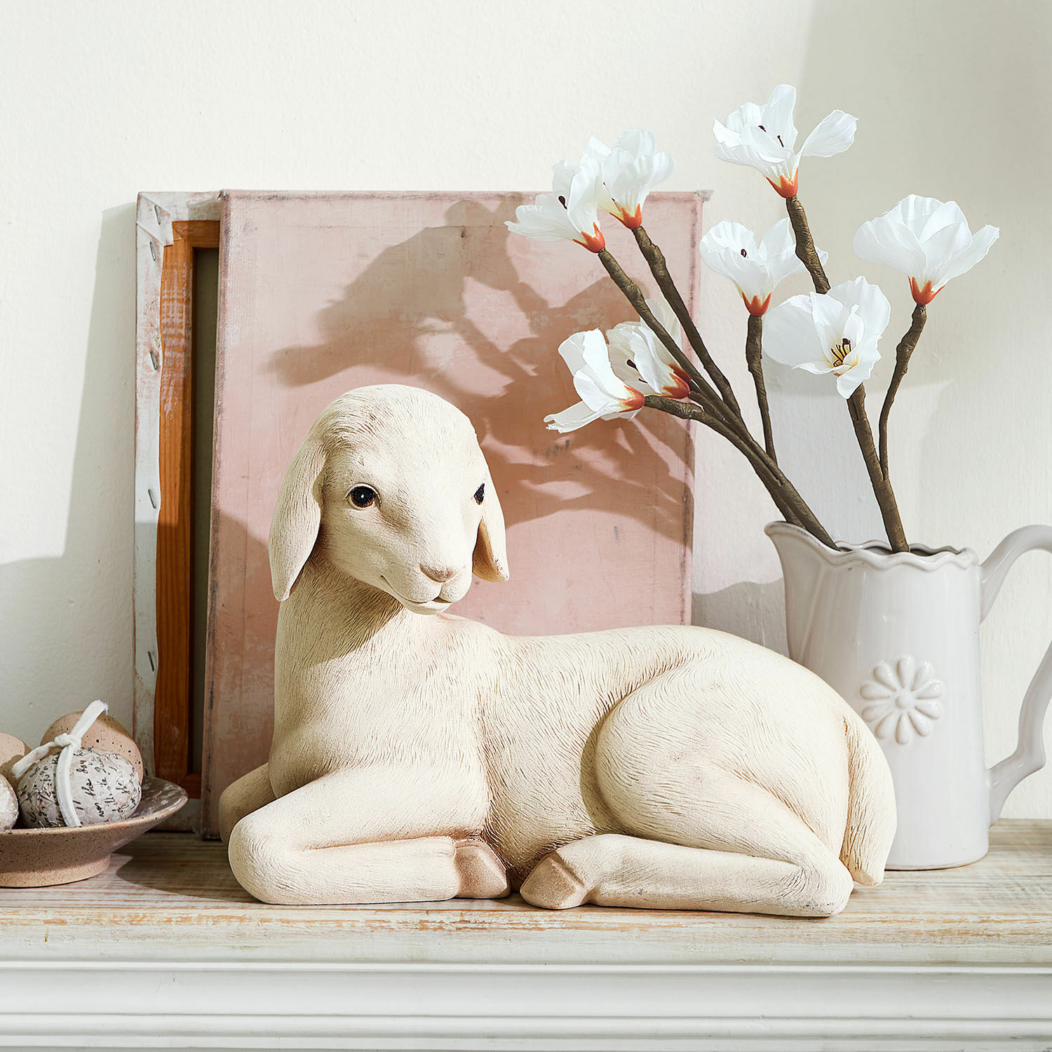 Deko-Lamm Xénandrine Dekorative cremefarbene Schaf-Figur auf Holzregal mit Blumen und Eiern als Dekoration