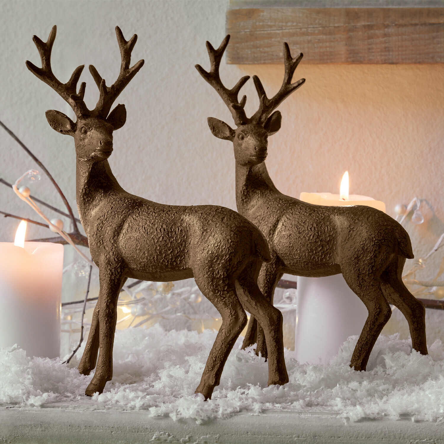 Hirsch 2er Set Cagny Braune dekorative Hirschfiguren mit Struktur auf Kunstschnee neben Kerzen, winterliche Dekoration