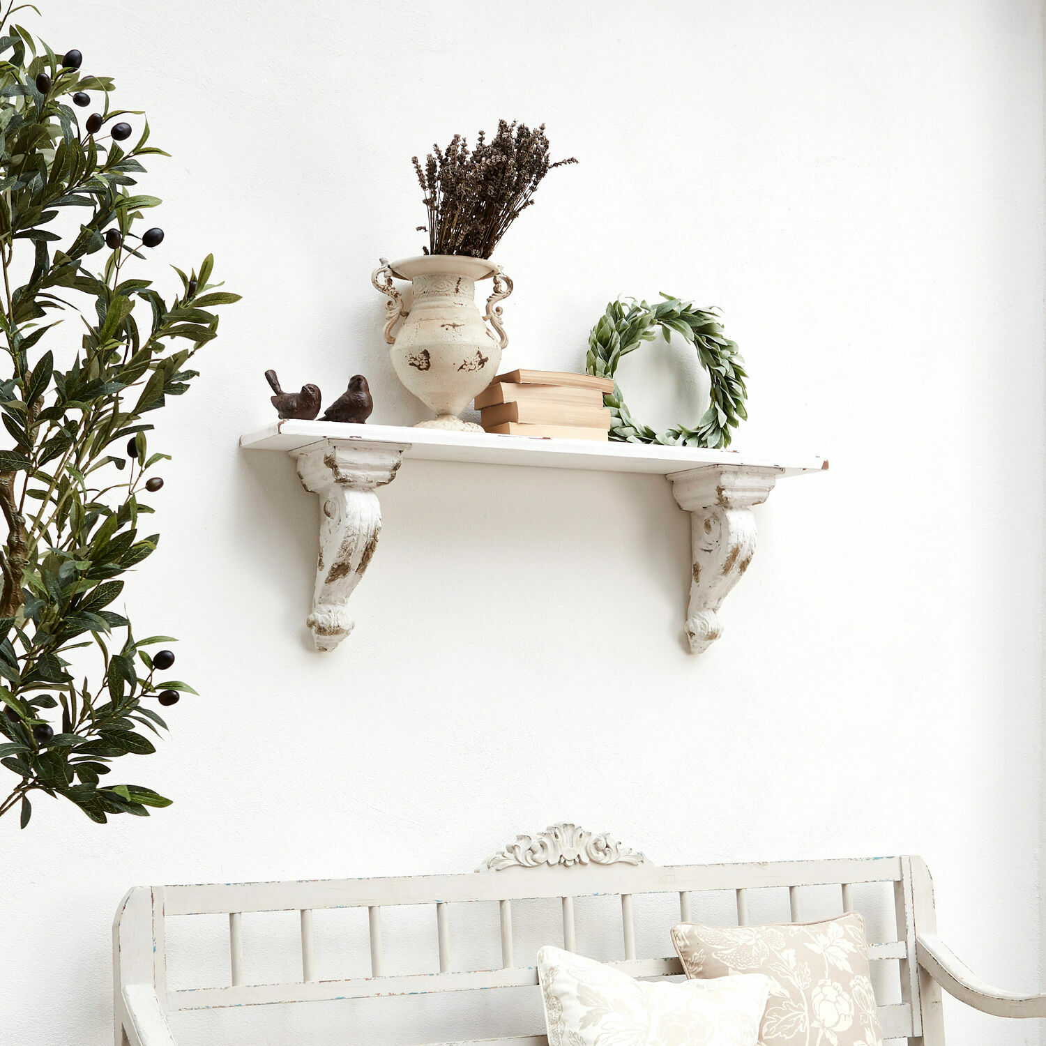 Wandregal Mouscron Weisses Holz-Wandregal mit dekorativem Halter, Vase, Büchern und grünem Kranz