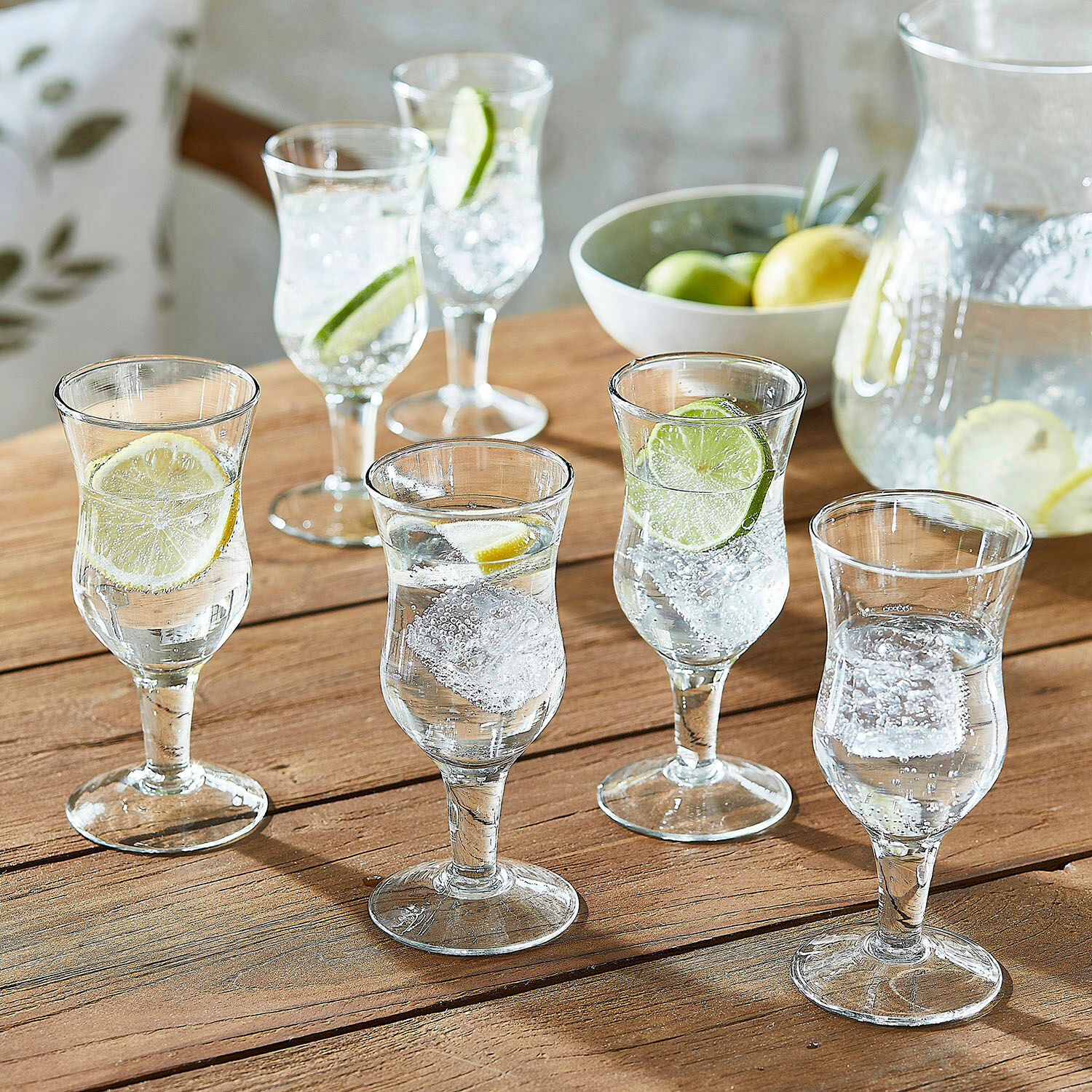 Glas 6er Set Gaëtane Sechser-Set klare Gläser mit Wasser, Eiswürfeln und Zitronenscheiben auf Holztisch
