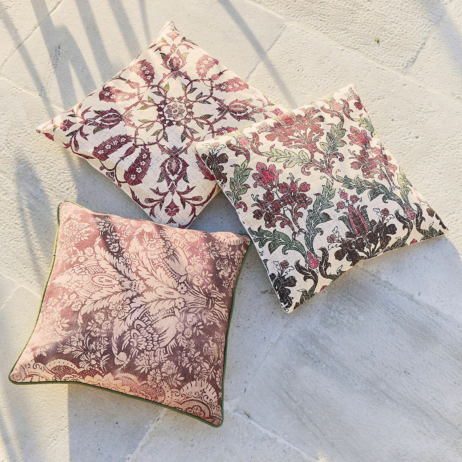 Kissenhülle 3er Set Camden Drei dekorative Baumwollkissen mit floralen Mustern in Rosa- und Grüntönen auf hellem Grund.
